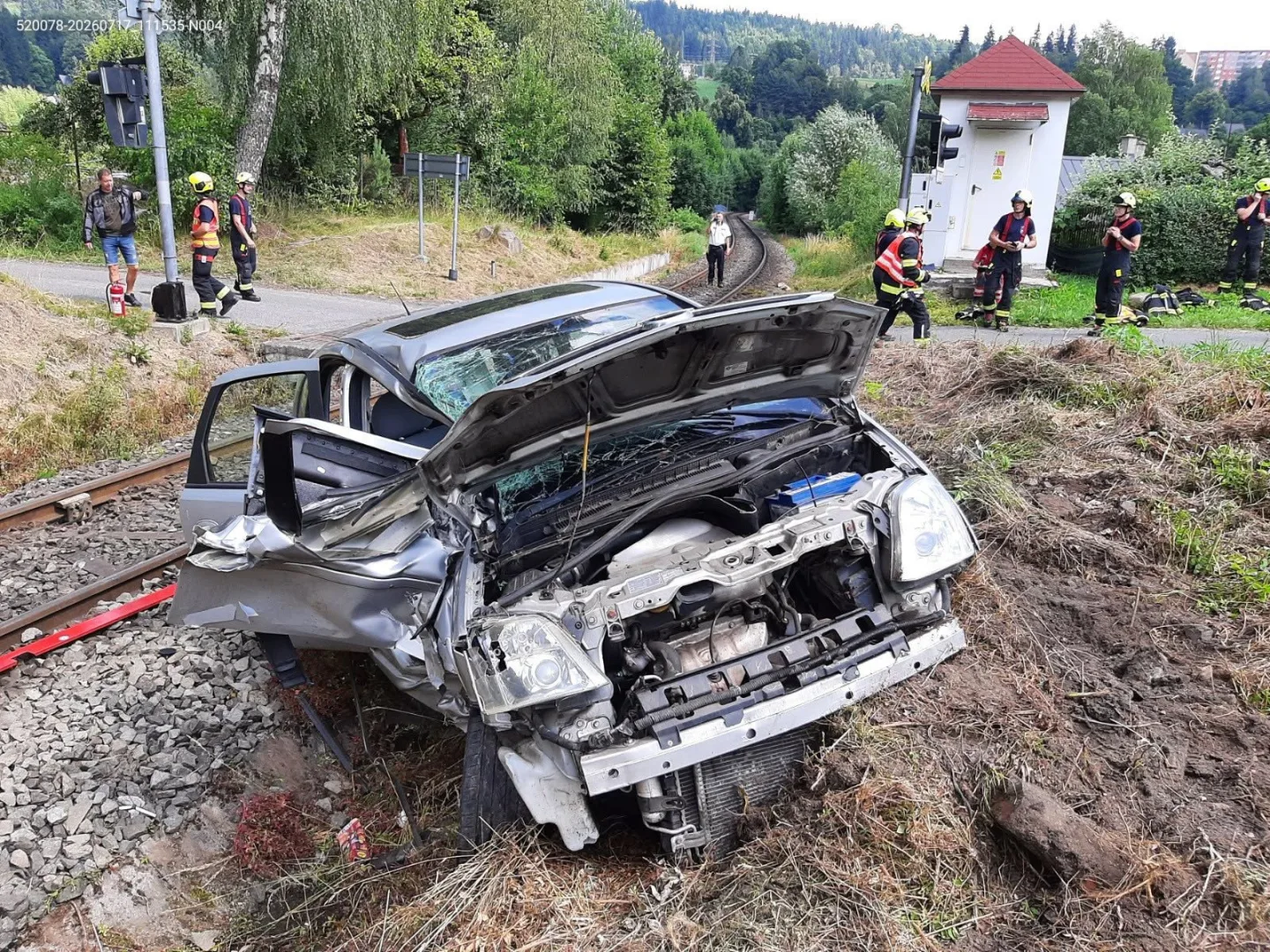 Srážka vlaku s osobním autem mezi Tanvaldem a Smržovkou. Řidič skončil v nemocnici