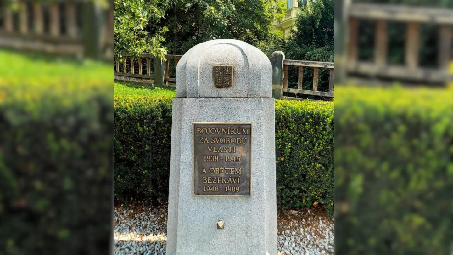 Zloději ukradli bronzovou desku z Pomníku bojovníků za svobodu a bezpráví
