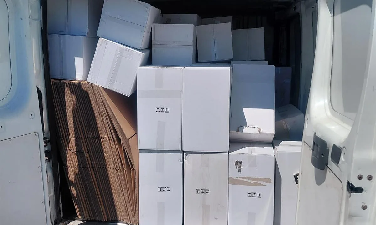 Celníci zastavili při silniční kontrole dodávku plnou nekolkovaných cigaret