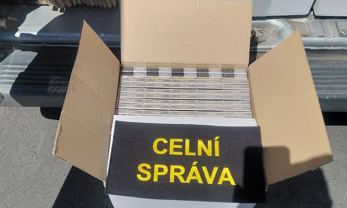 Celníci zastavili při silniční kontrole dodávku plnou nekolkovaných cigaret
