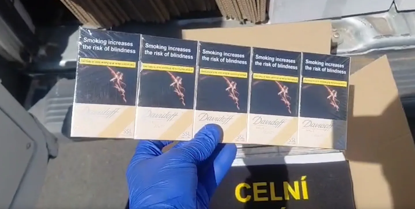 Celníci zastavili při silniční kontrole dodávku plnou nekolkovaných cigaret
