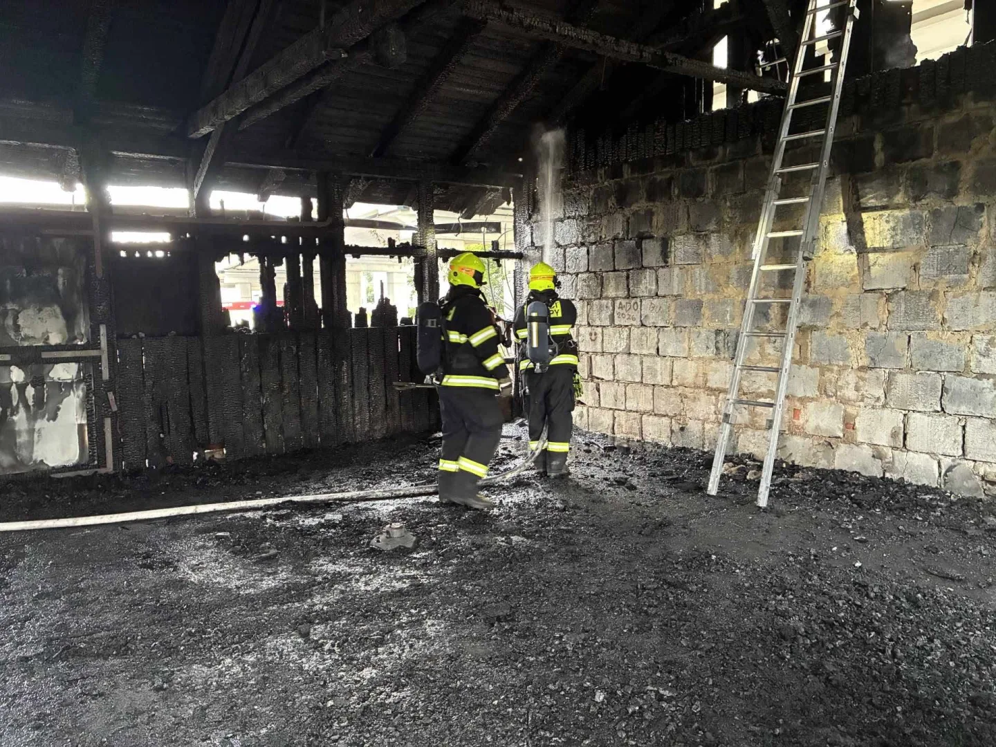 Dramatický podvečer v České Lípě: Hasiči bleskově zkrotili požár opuštěné budovy