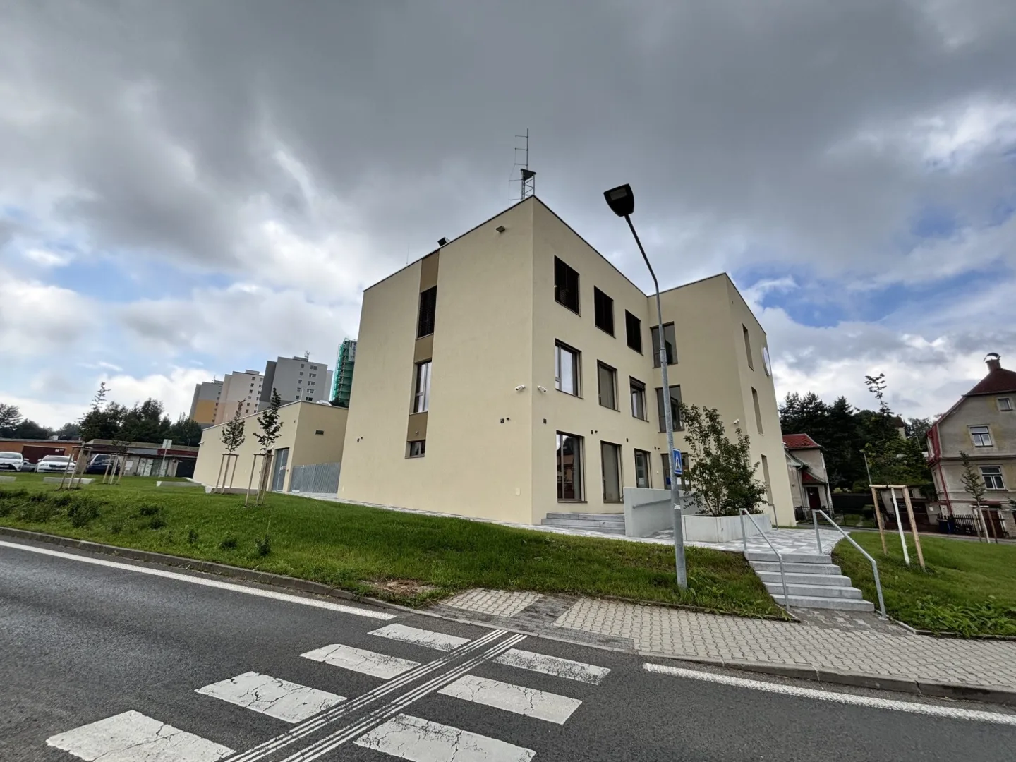 Záchranka má v Jablonci novou výjezdovou základnu. Po 48 letech opustila areál nemocnice