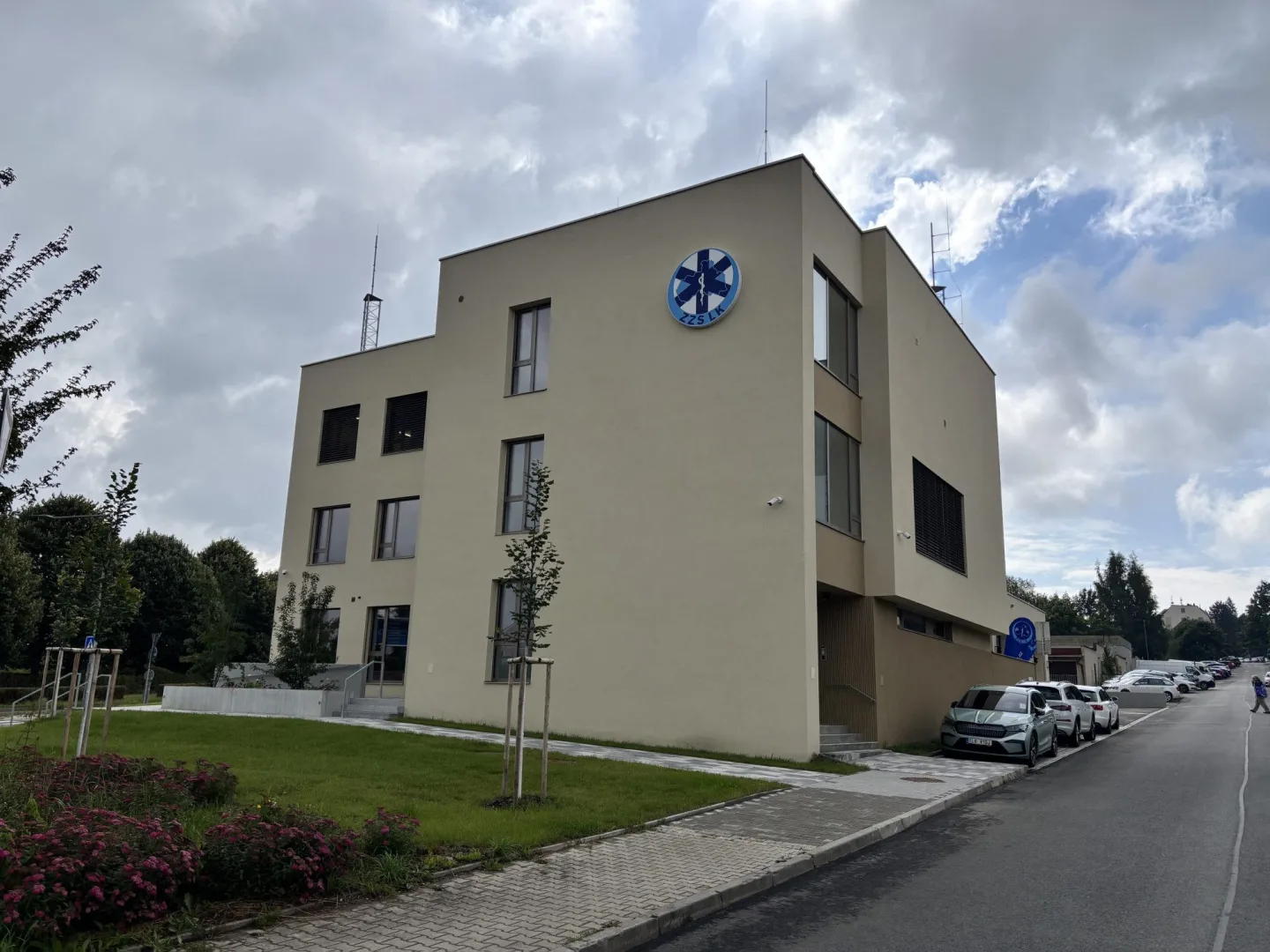 Záchranka má v Jablonci novou výjezdovou základnu. Po 48 letech opustila areál nemocnice