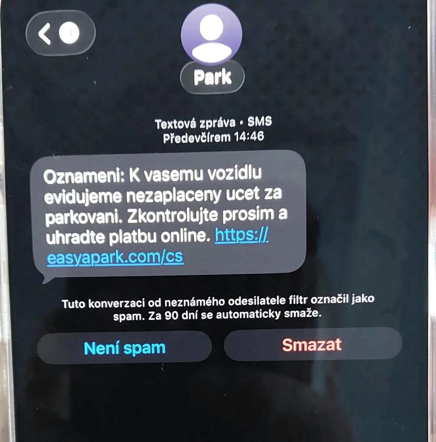 Myslela, že platí dvacet korun za parkování, přišla o tisíce