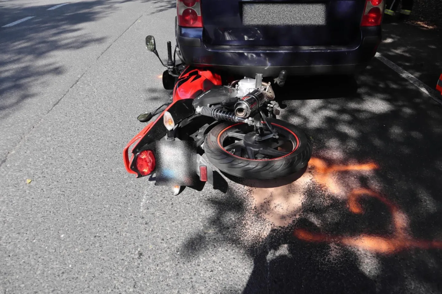Na motorce nedobrzdila. Svůj stroj zapasovala pod auto