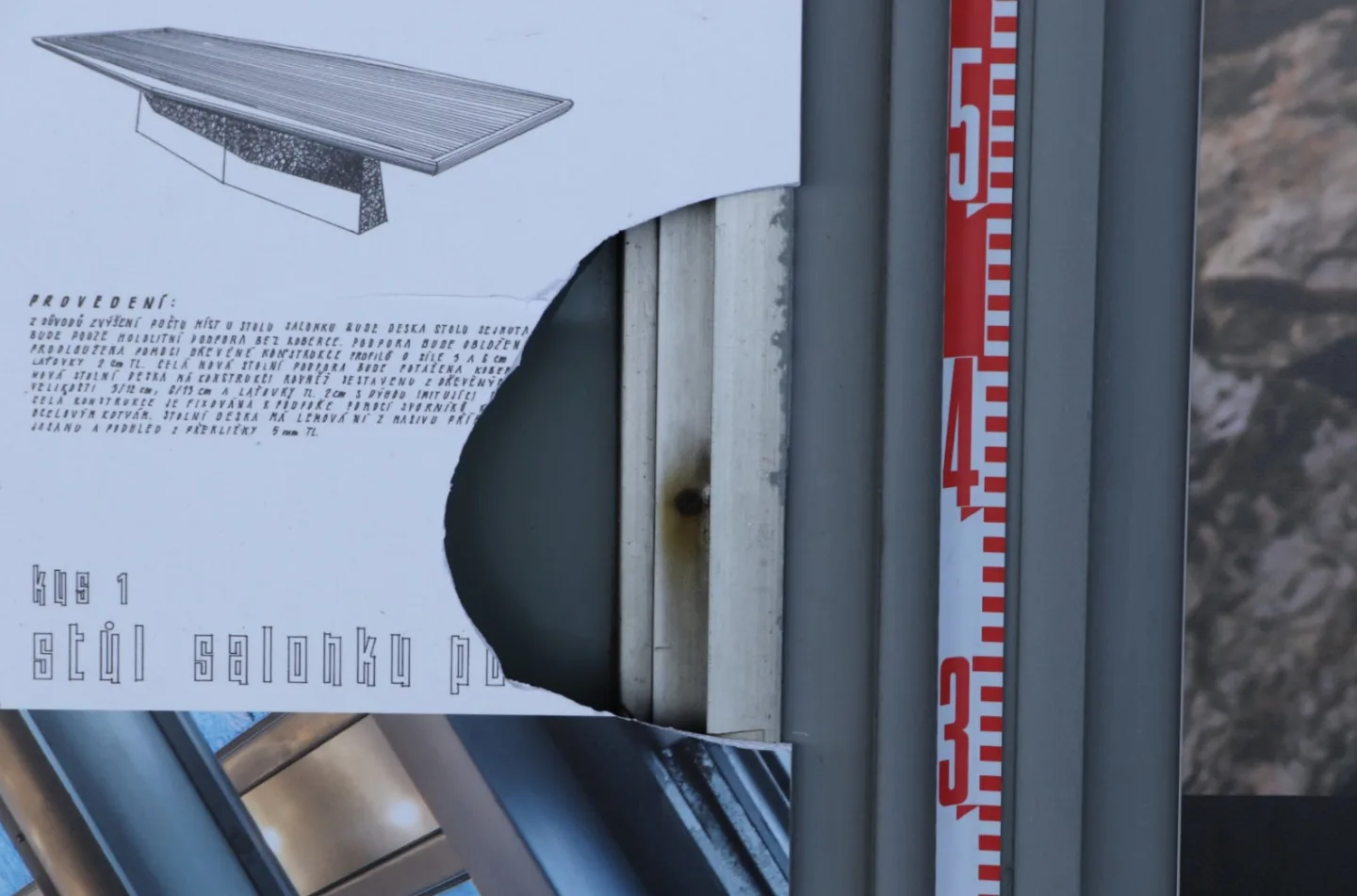 Je to sklo nebo plast? Vandal zkoušel odolnost ikonického Ještědu kameny, teď mu hrozí trest
