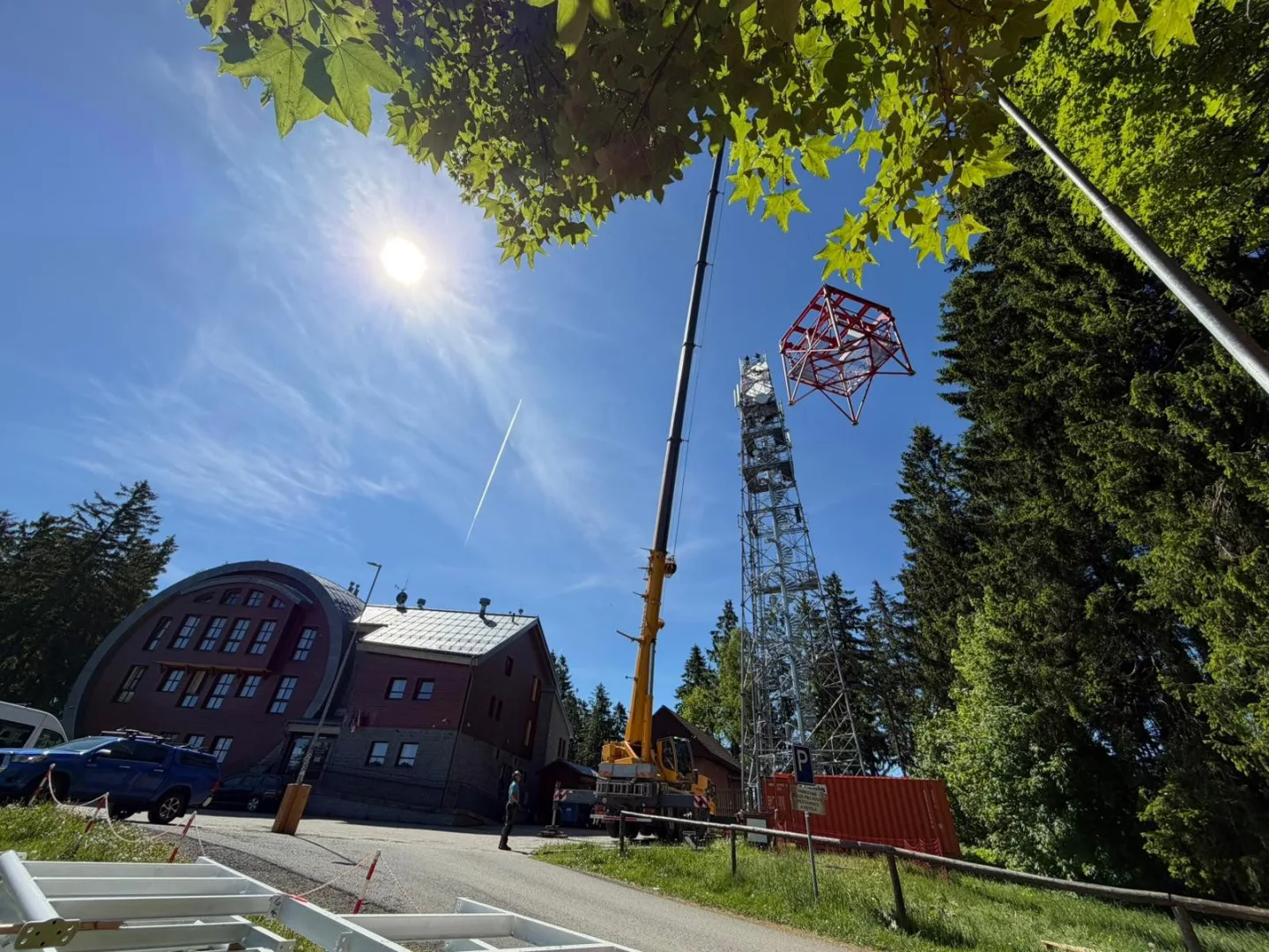 Z ocelového monstra magnet pro turisty: Na Javorník se vrací rozhledna, v provozu má být od září