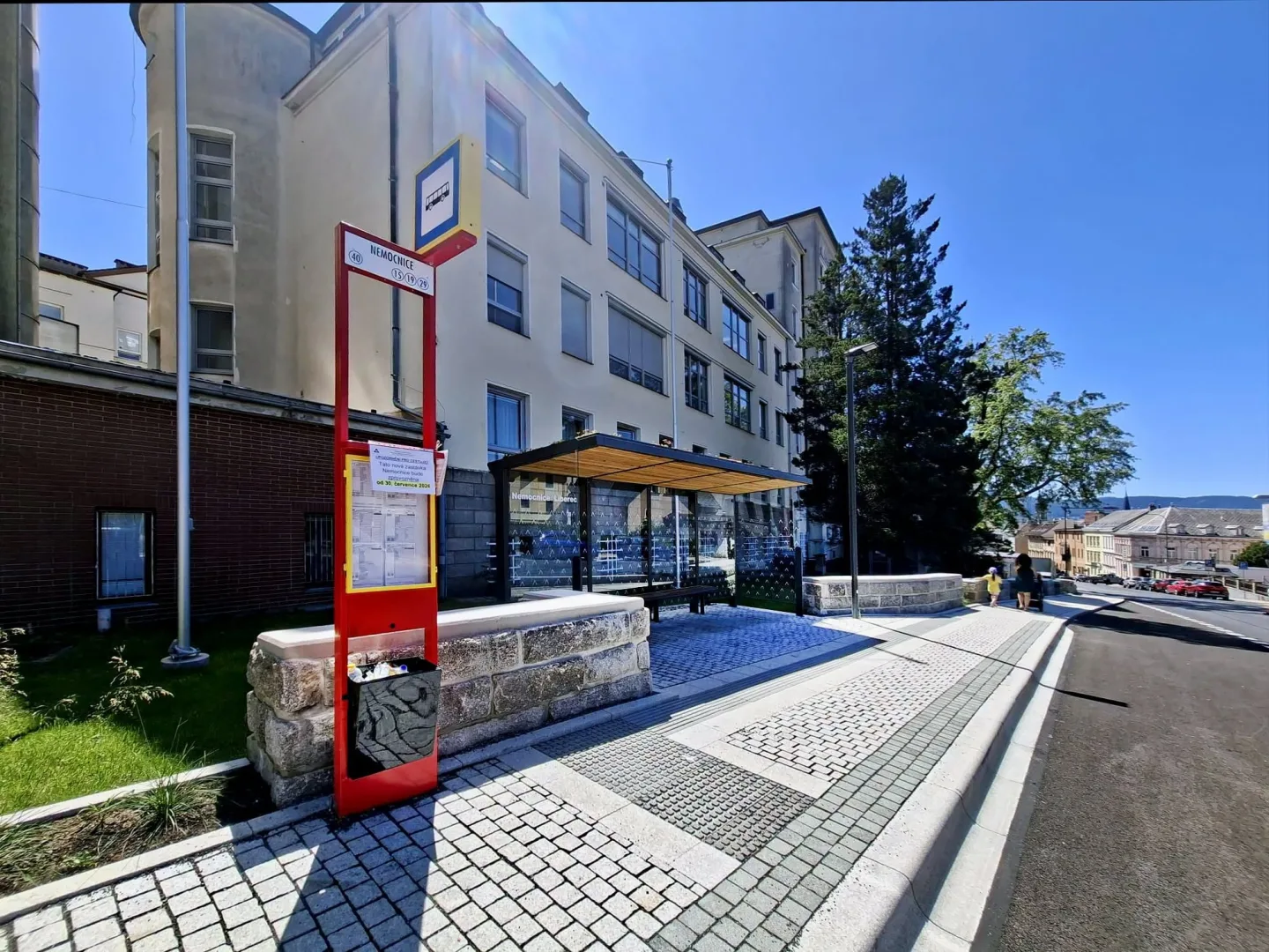 Autobusová zastávka u liberecké nemocnice konečně slouží cestujícím