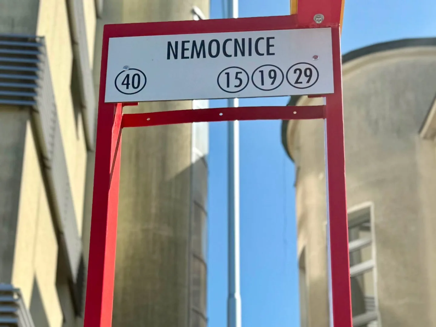 Autobusová zastávka u liberecké nemocnice konečně slouží cestujícím
