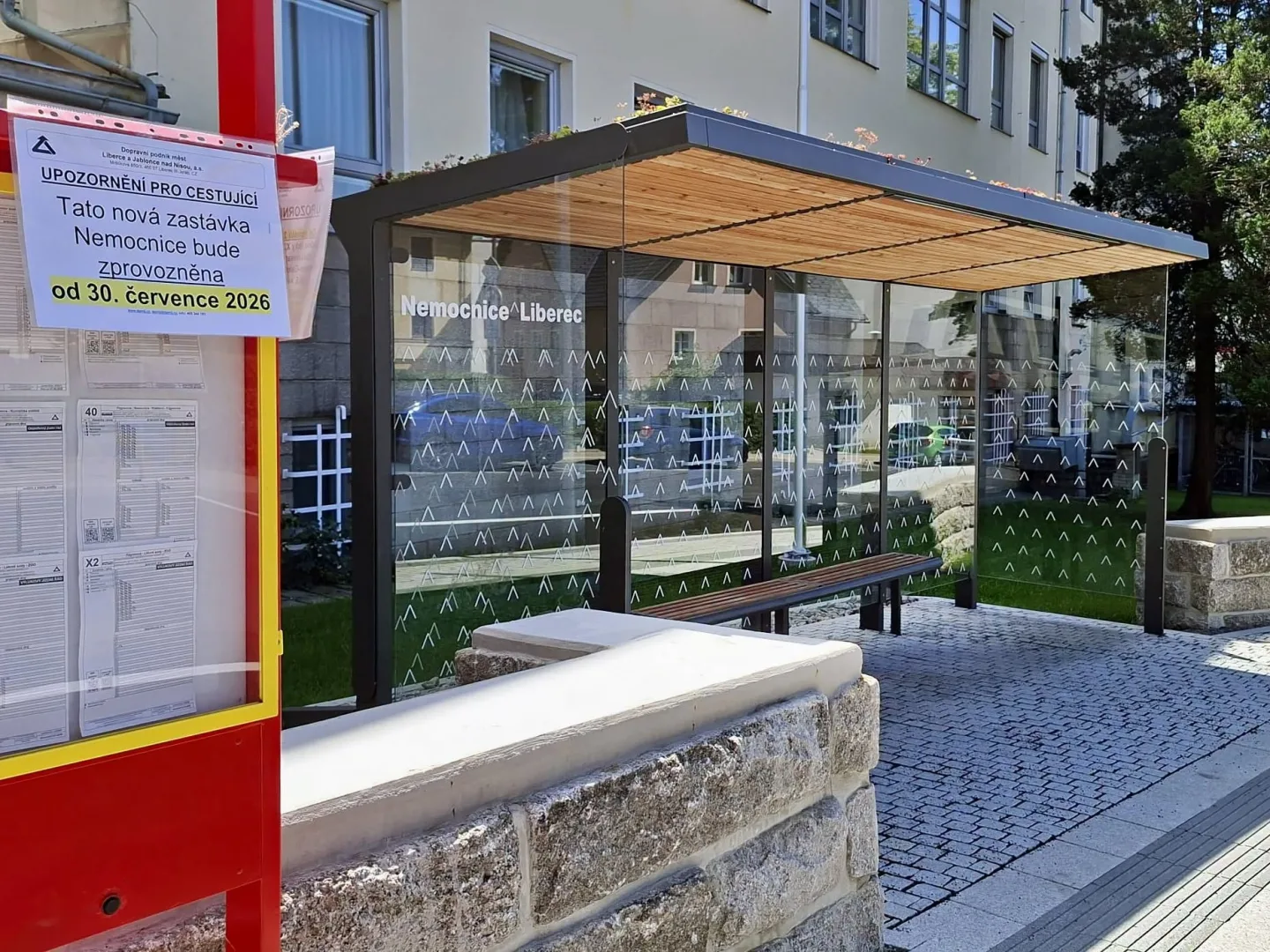 Autobusová zastávka u liberecké nemocnice konečně slouží cestujícím