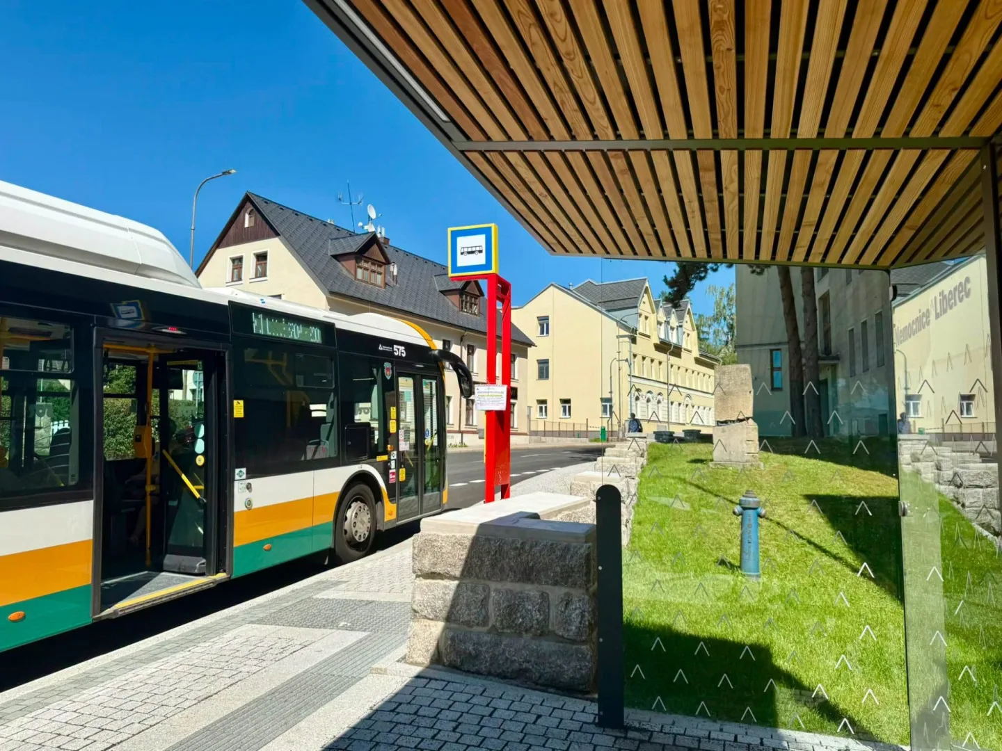 Autobusová zastávka u liberecké nemocnice konečně slouží cestujícím