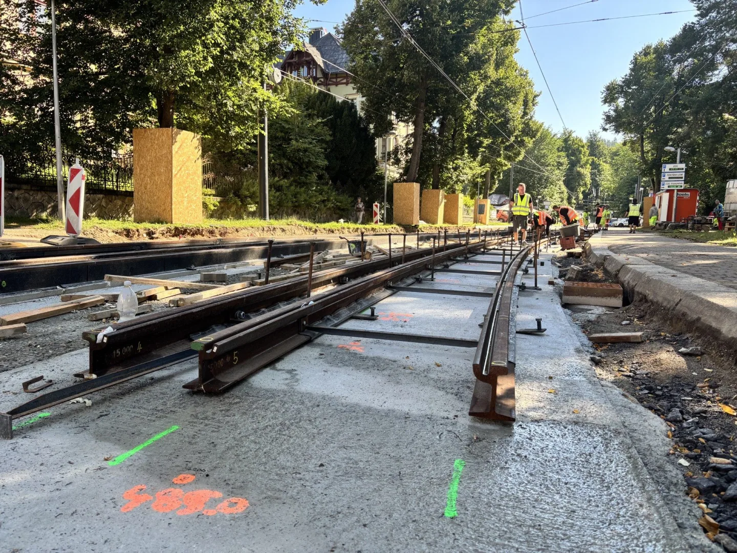 Stamilionová investice do tramvajových kolejí: V Masarykově ulici se staví a posouvají se zastávky