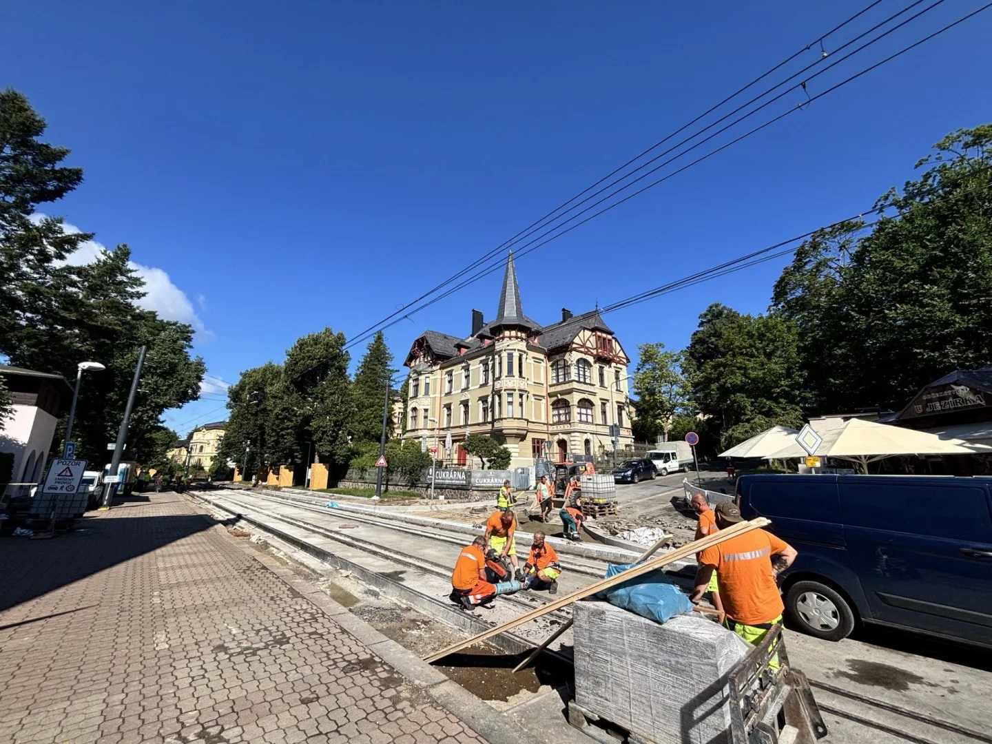 Stamilionová investice do tramvajových kolejí: V Masarykově ulici se staví a posouvají se zastávky