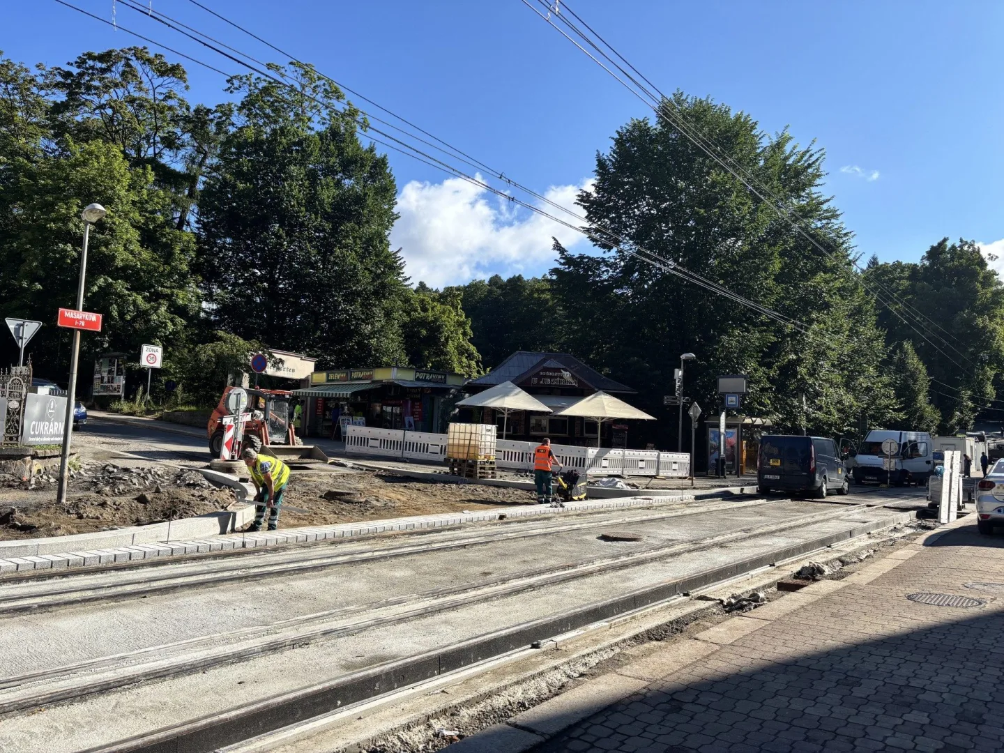 Stamilionová investice do tramvajových kolejí: V Masarykově ulici se staví a posouvají se zastávky