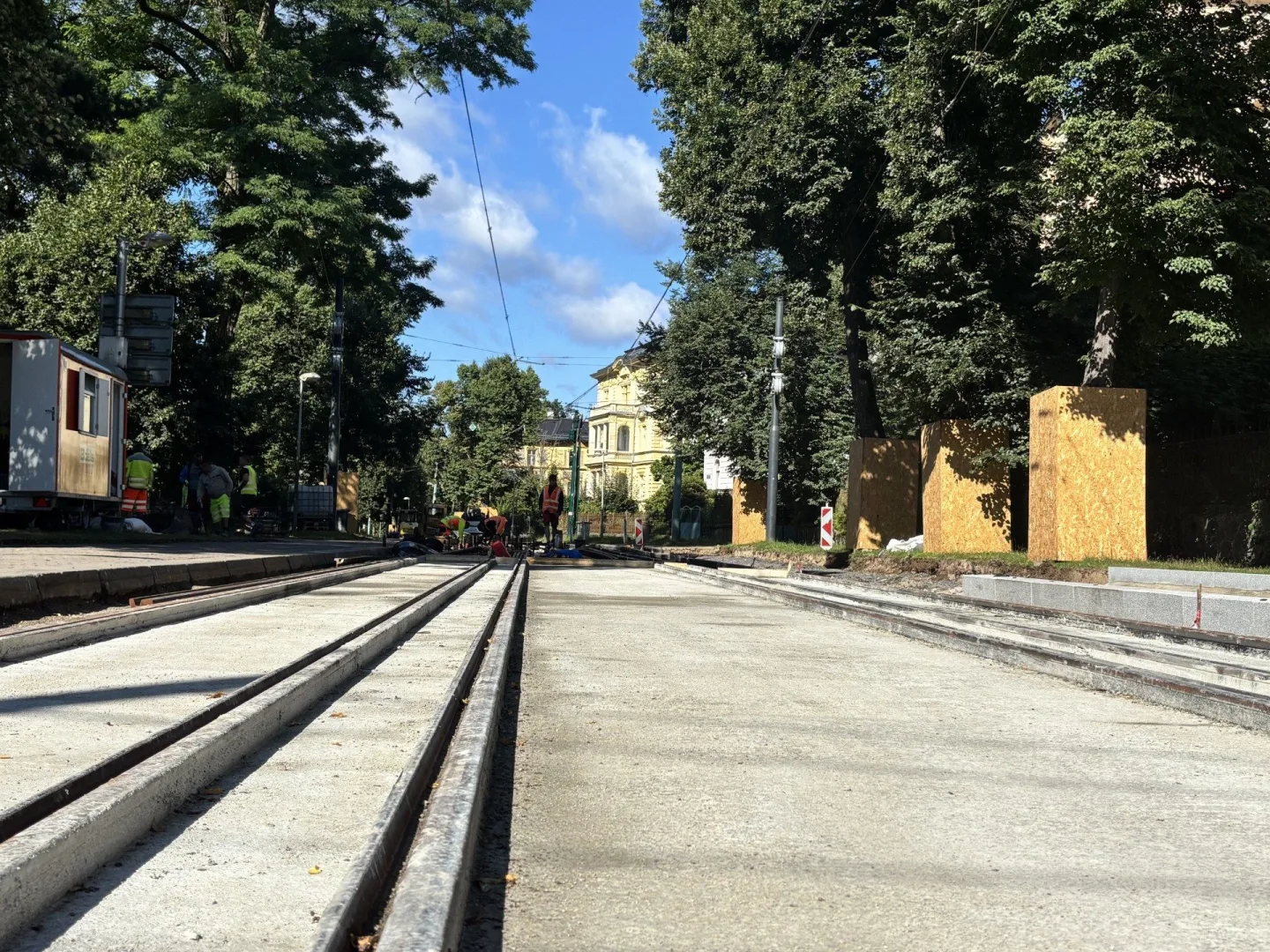 Stamilionová investice do tramvajových kolejí: V Masarykově ulici se staví a posouvají se zastávky