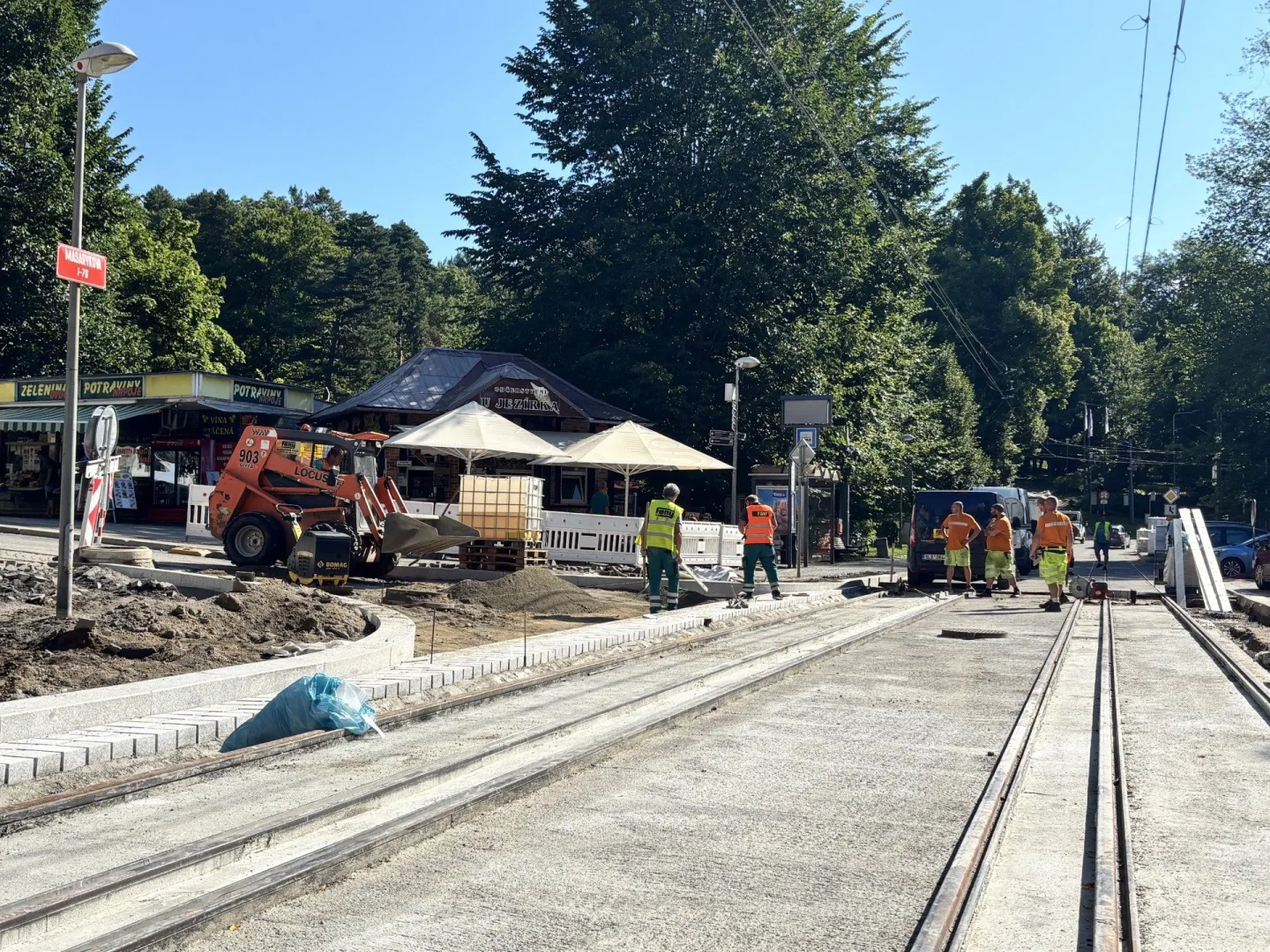 Stamilionová investice do tramvajových kolejí: V Masarykově ulici se staví a posouvají se zastávky
