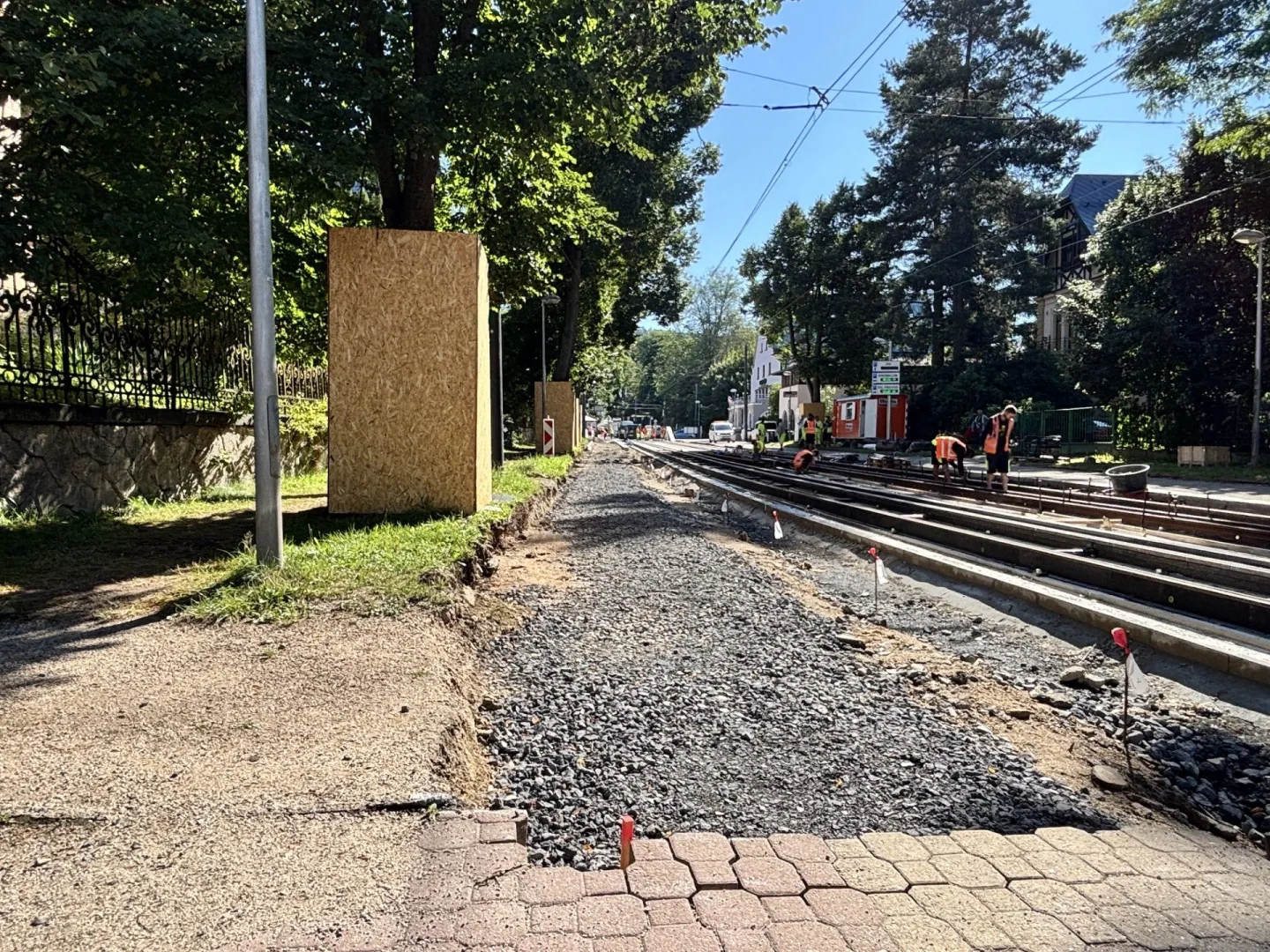 Stamilionová investice do tramvajových kolejí: V Masarykově ulici se staví a posouvají se zastávky