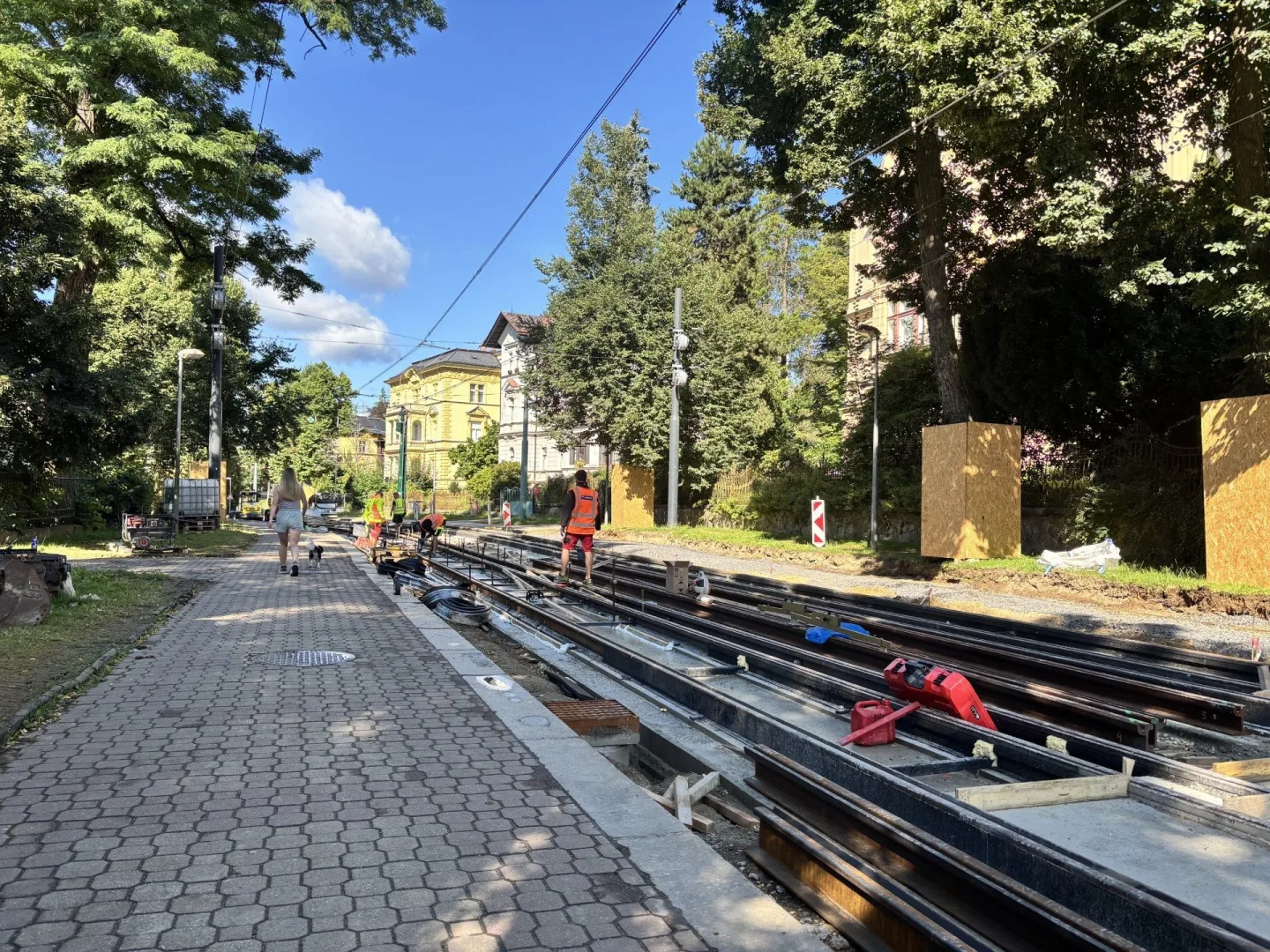 Stamilionová investice do tramvajových kolejí: V Masarykově ulici se staví a posouvají se zastávky