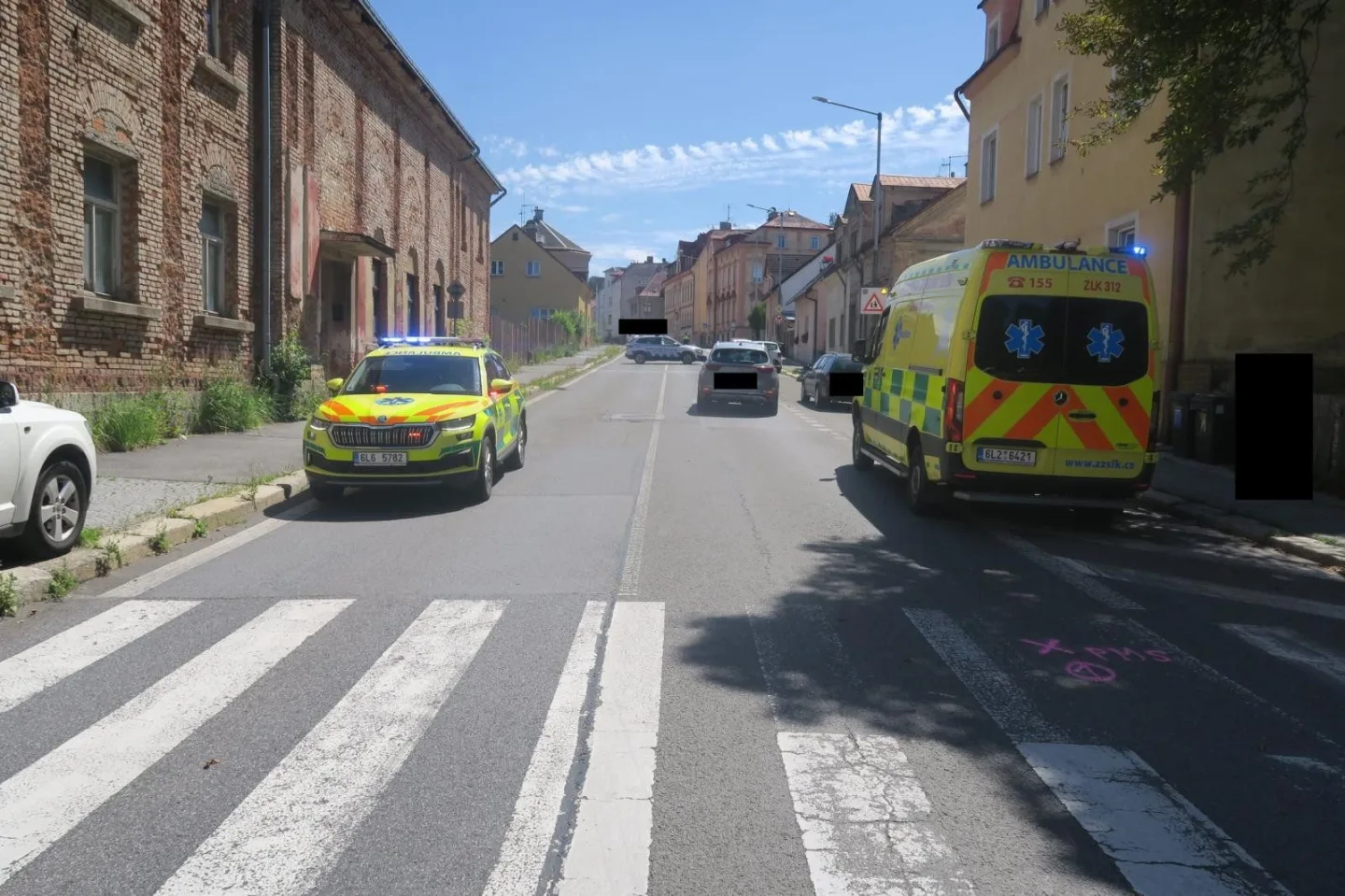 Řidička na přechodu v Jablonci srazila chlapce, hledají se svědci