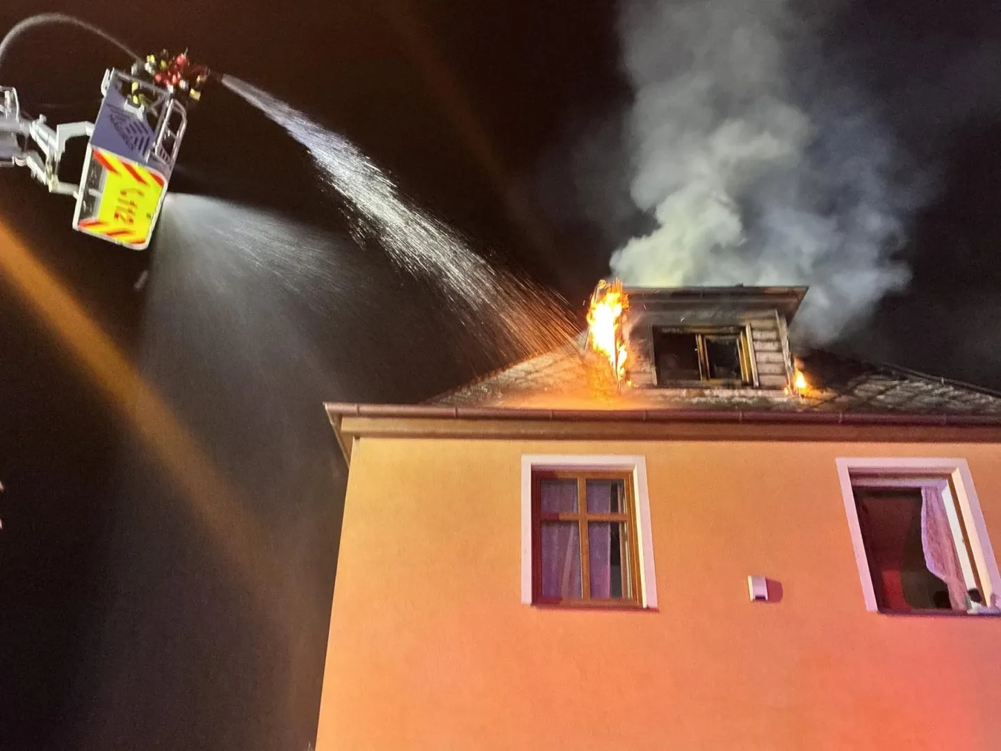 Noční požár na Františkově. Hořela střecha rodinného domu