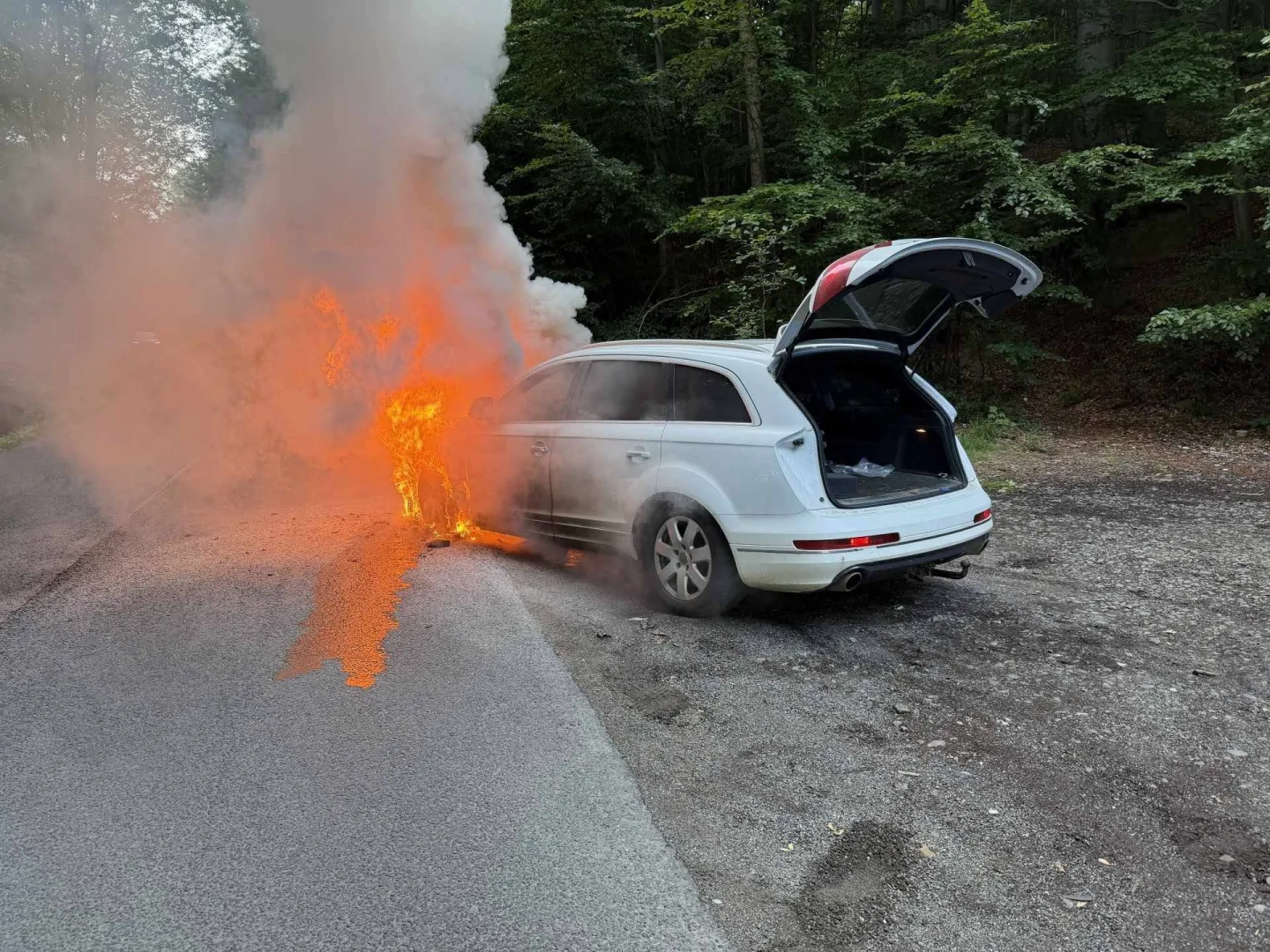 Auto v plamenech u Smržovky: Přes bleskový zásah hasičů je škoda 350 tisíc