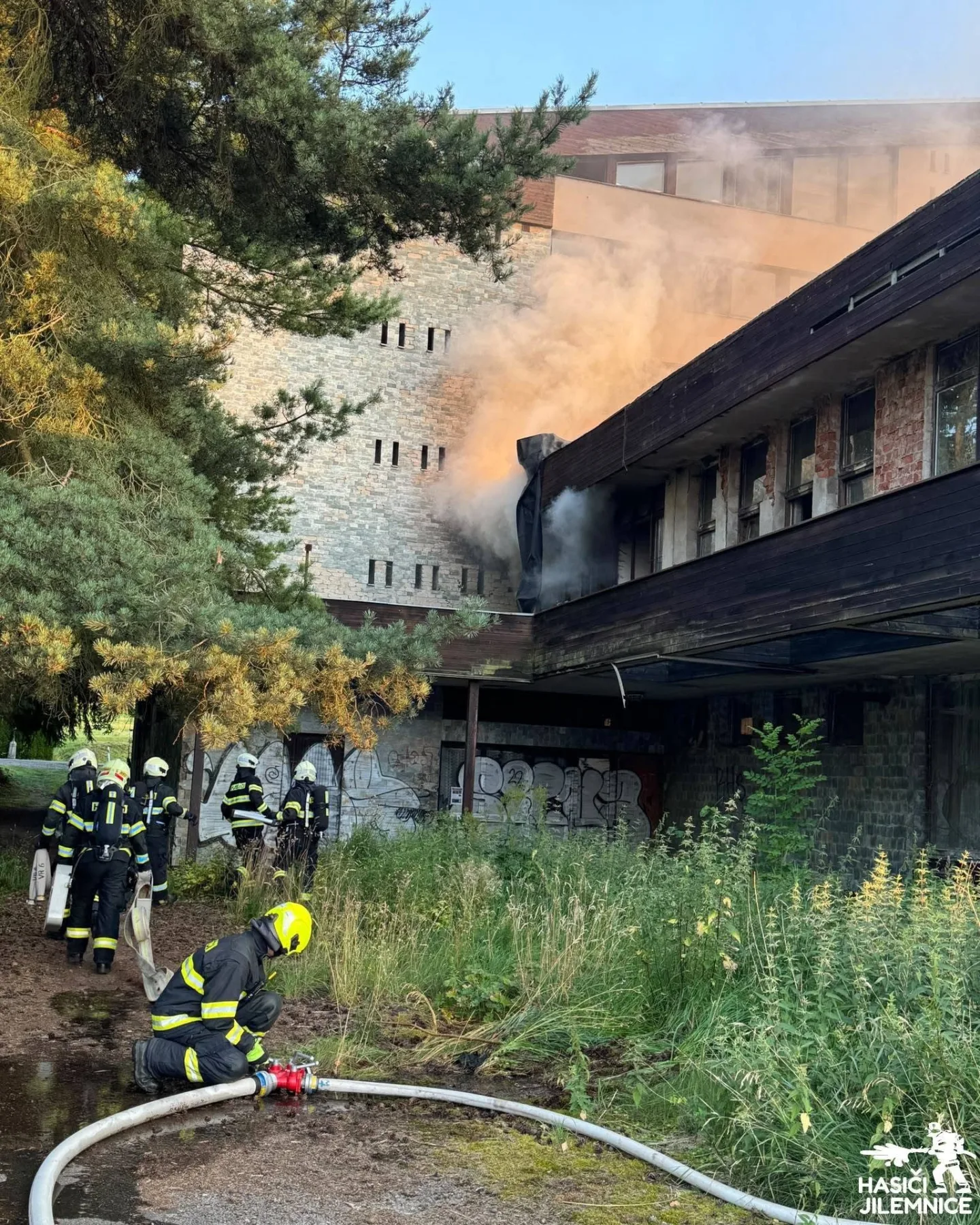 Požár v Hrabačově. Hořelo ve vybydleném hotelu Cedron