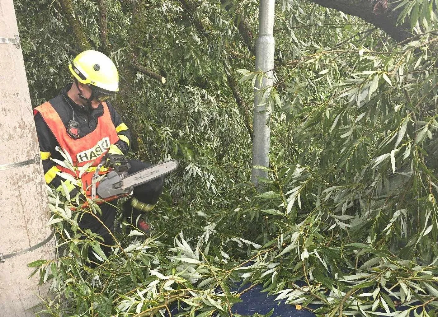 Nový Bor po bouřce uzavřel Lesní hřbitov. Obyvatele žádá o opatrnost