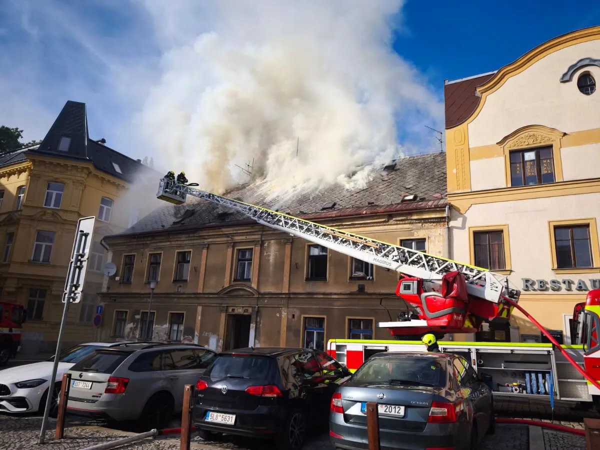 V centru Liberce hořela střecha domu, 15 lidí se evakuovalo před příjezdem hasičů