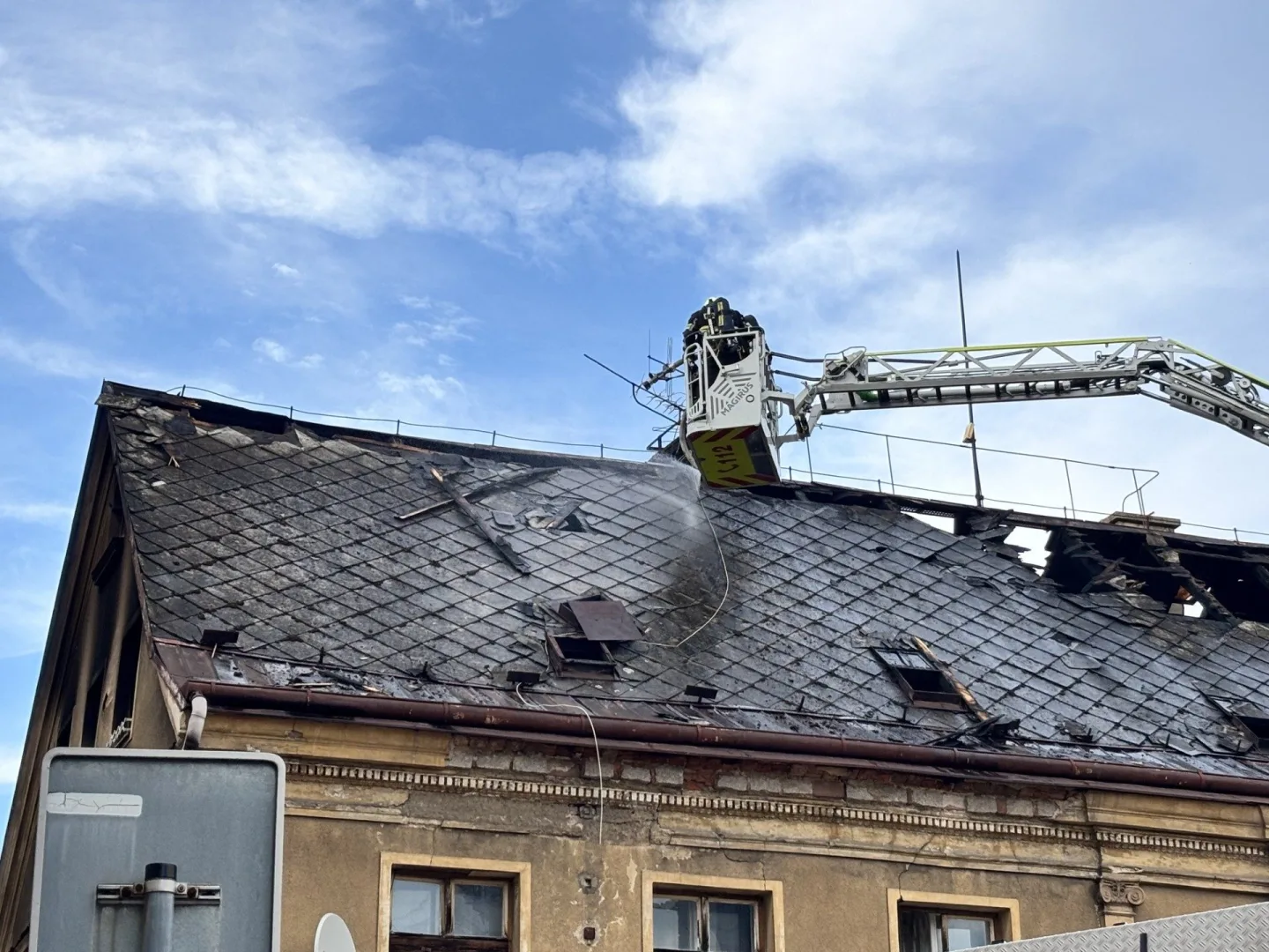 V centru Liberce hořela střecha domu, 15 lidí se evakuovalo před příjezdem hasičů