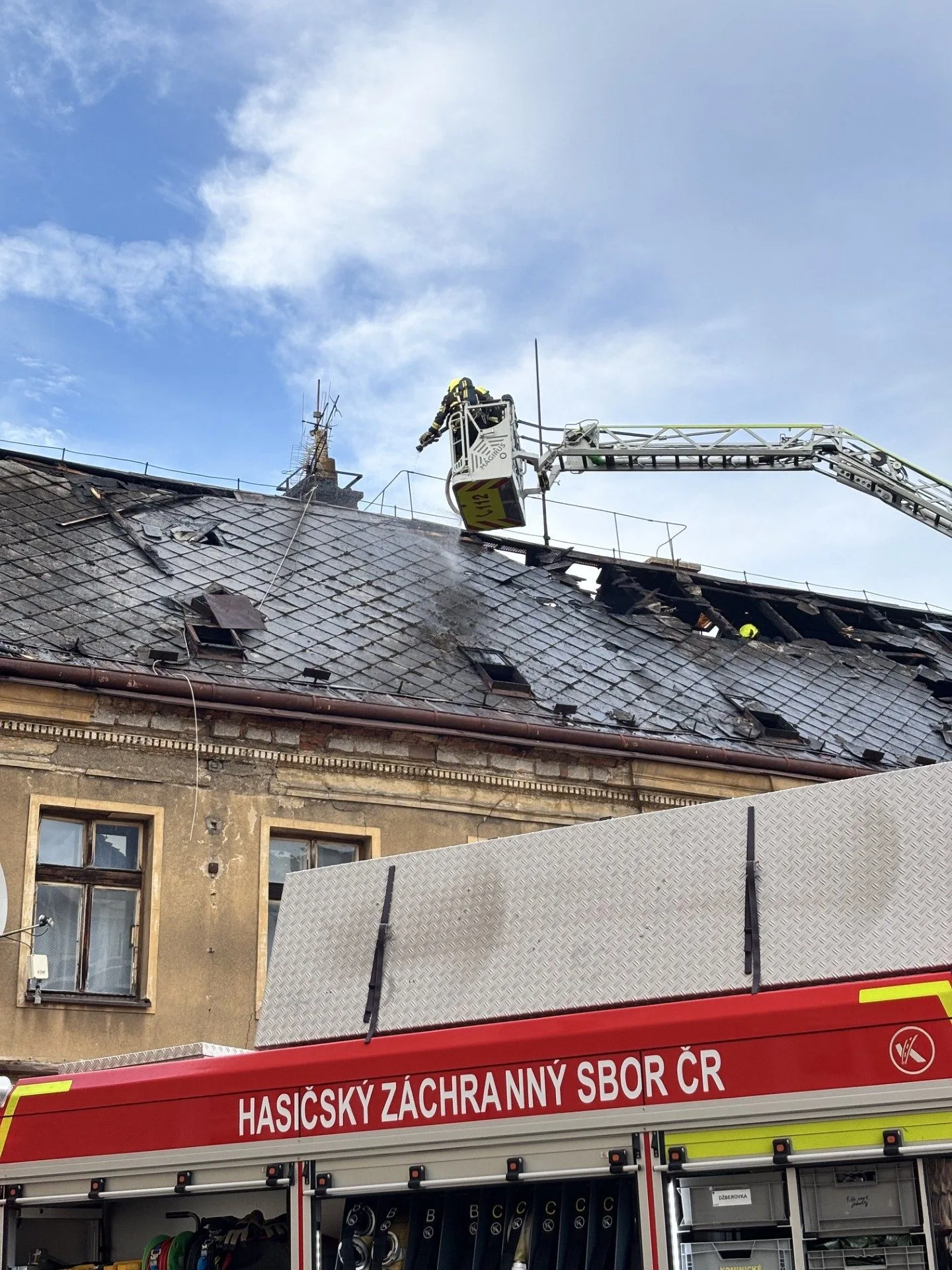 V centru Liberce hořela střecha domu, 15 lidí se evakuovalo před příjezdem hasičů