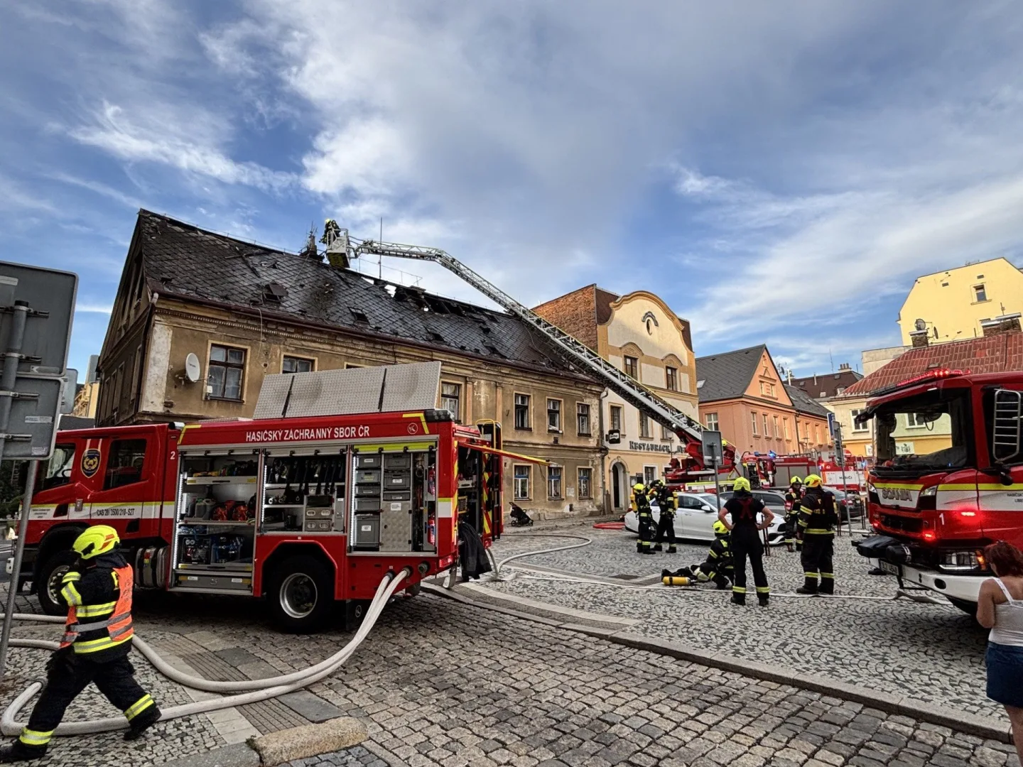 V centru Liberce hořela střecha domu, 15 lidí se evakuovalo před příjezdem hasičů