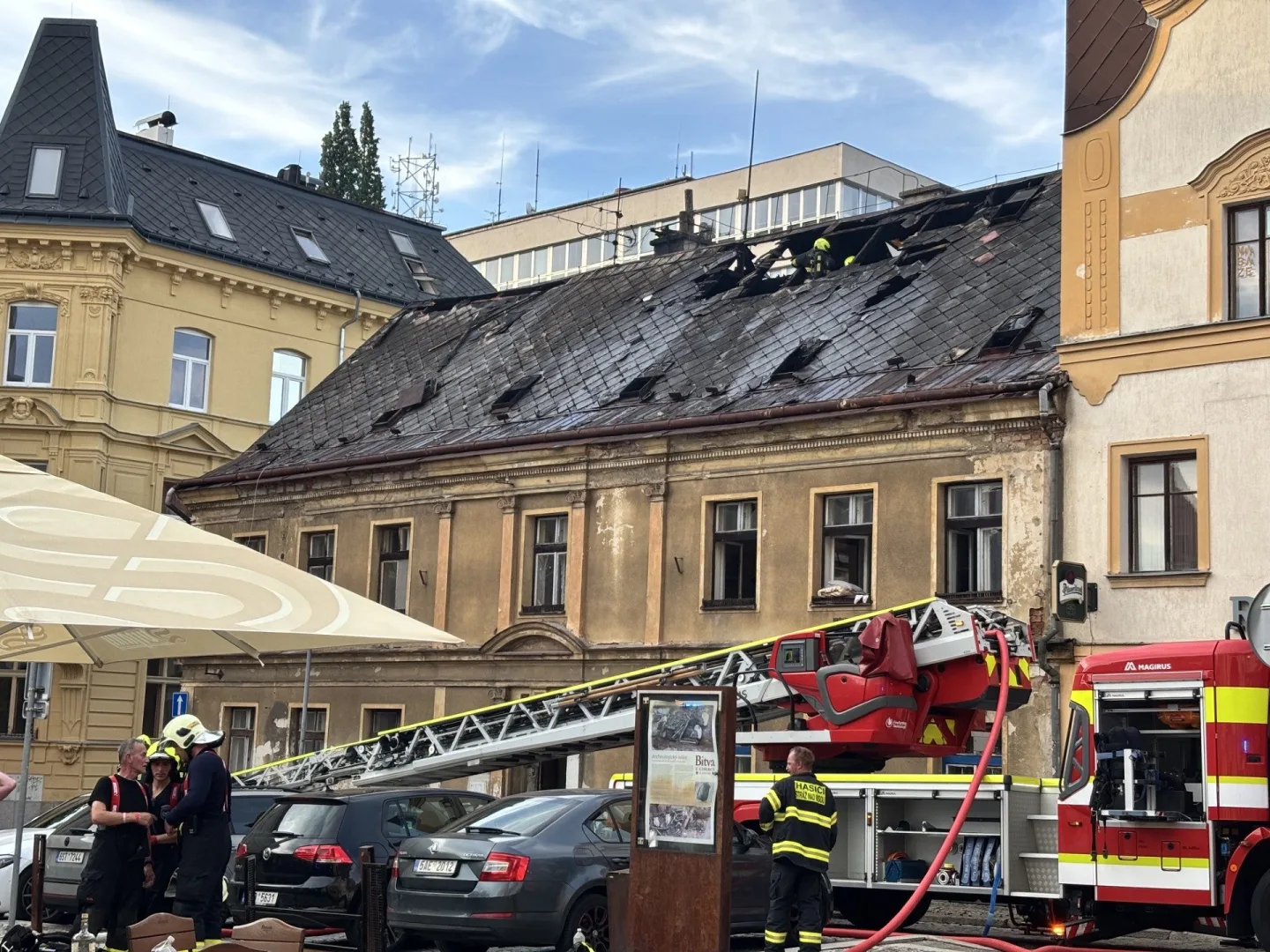 V centru Liberce hořela střecha domu, 15 lidí se evakuovalo před příjezdem hasičů
