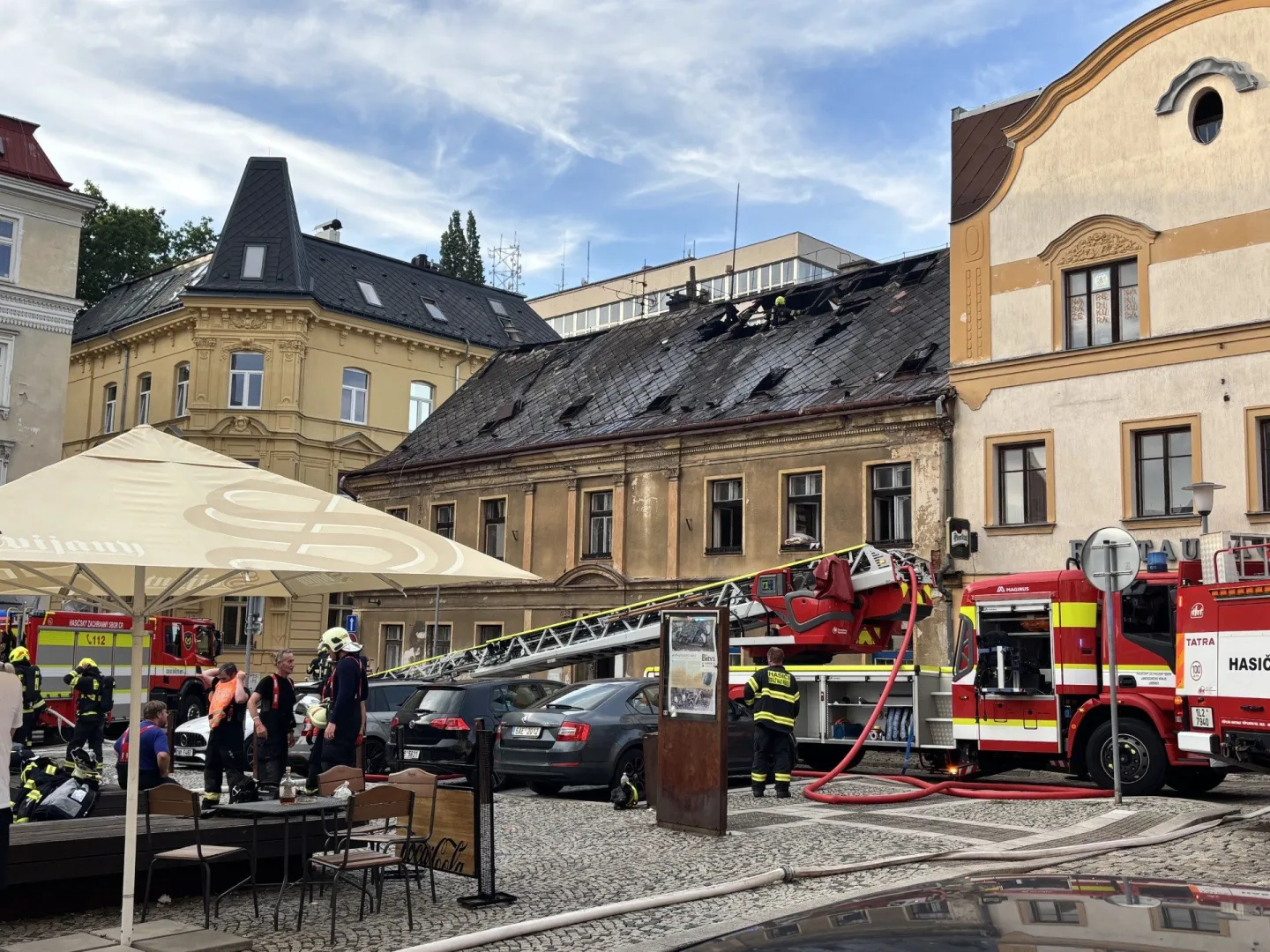 V centru Liberce hořela střecha domu, 15 lidí se evakuovalo před příjezdem hasičů