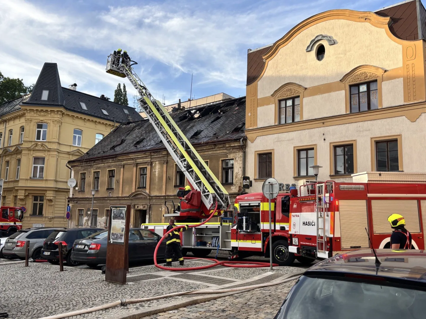 V centru Liberce hořela střecha domu, 15 lidí se evakuovalo před příjezdem hasičů