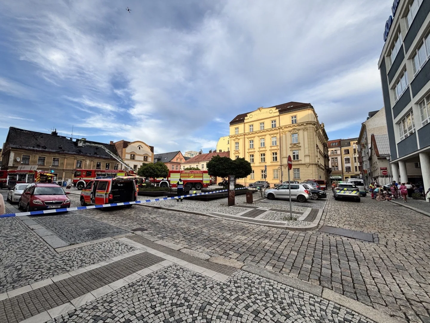 V centru Liberce hořela střecha domu, 15 lidí se evakuovalo před příjezdem hasičů