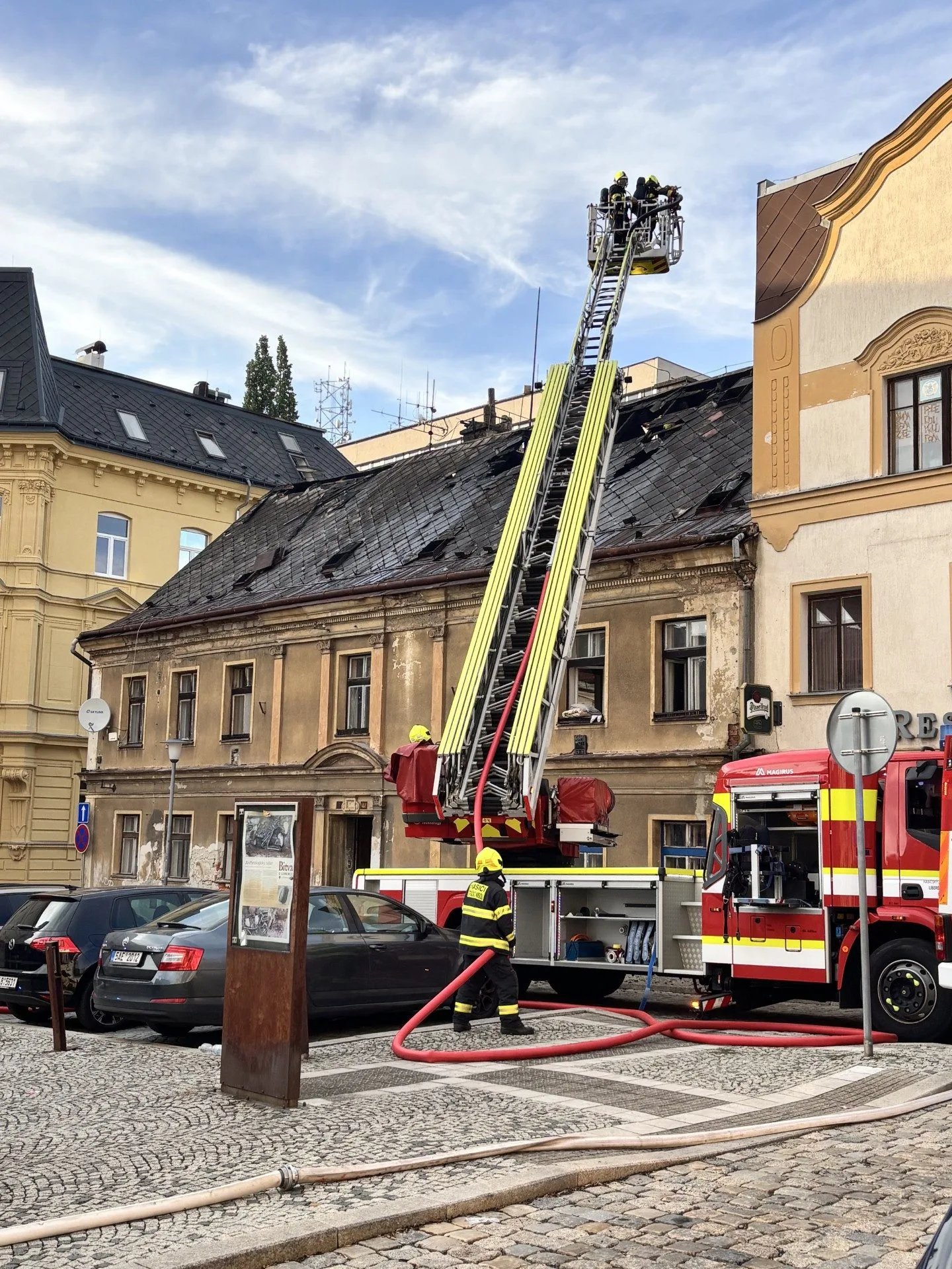 V centru Liberce hořela střecha domu, 15 lidí se evakuovalo před příjezdem hasičů