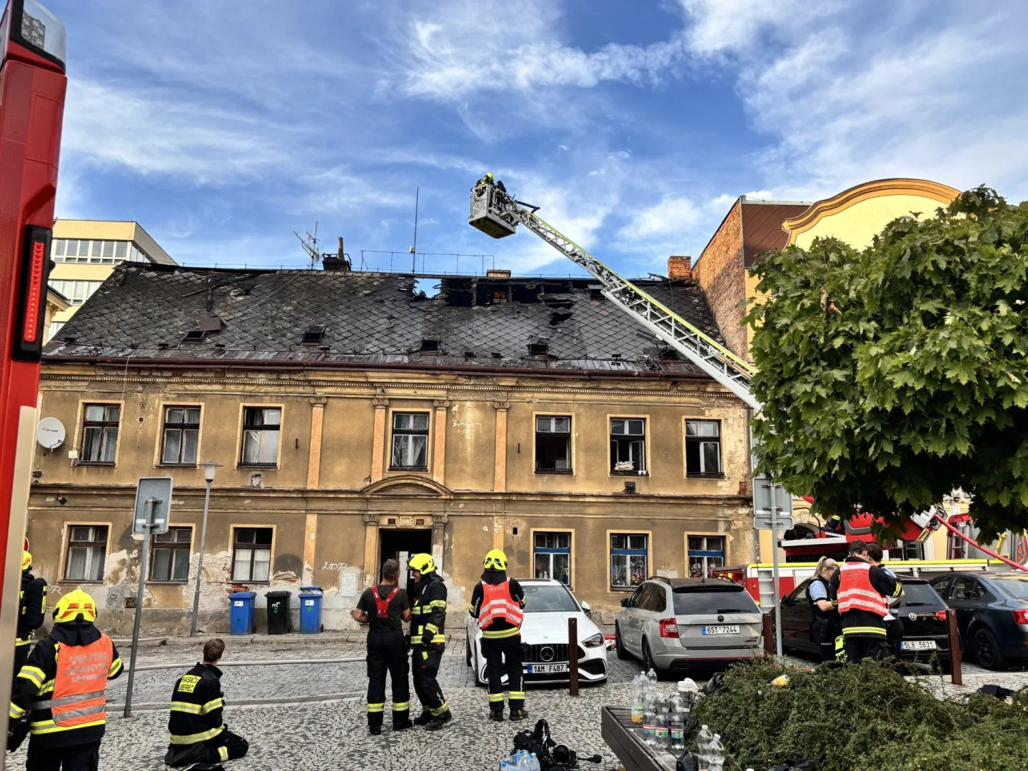 V centru Liberce hořela střecha domu, 15 lidí se evakuovalo před příjezdem hasičů