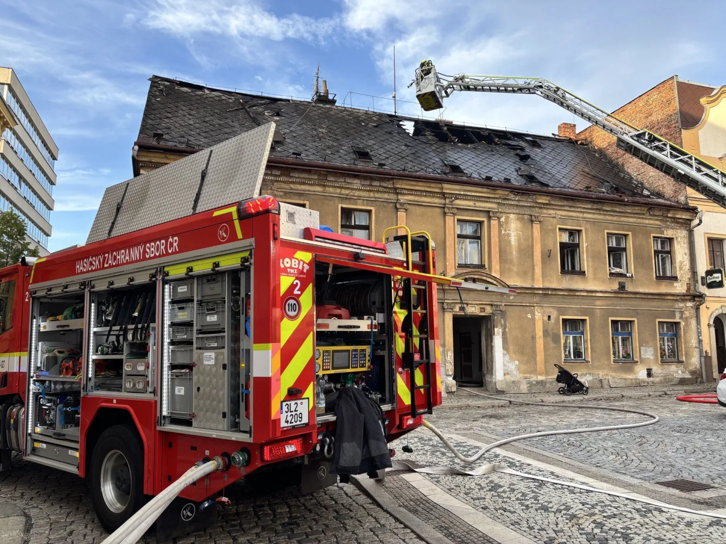 V centru Liberce hořela střecha domu, 15 lidí se evakuovalo před příjezdem hasičů