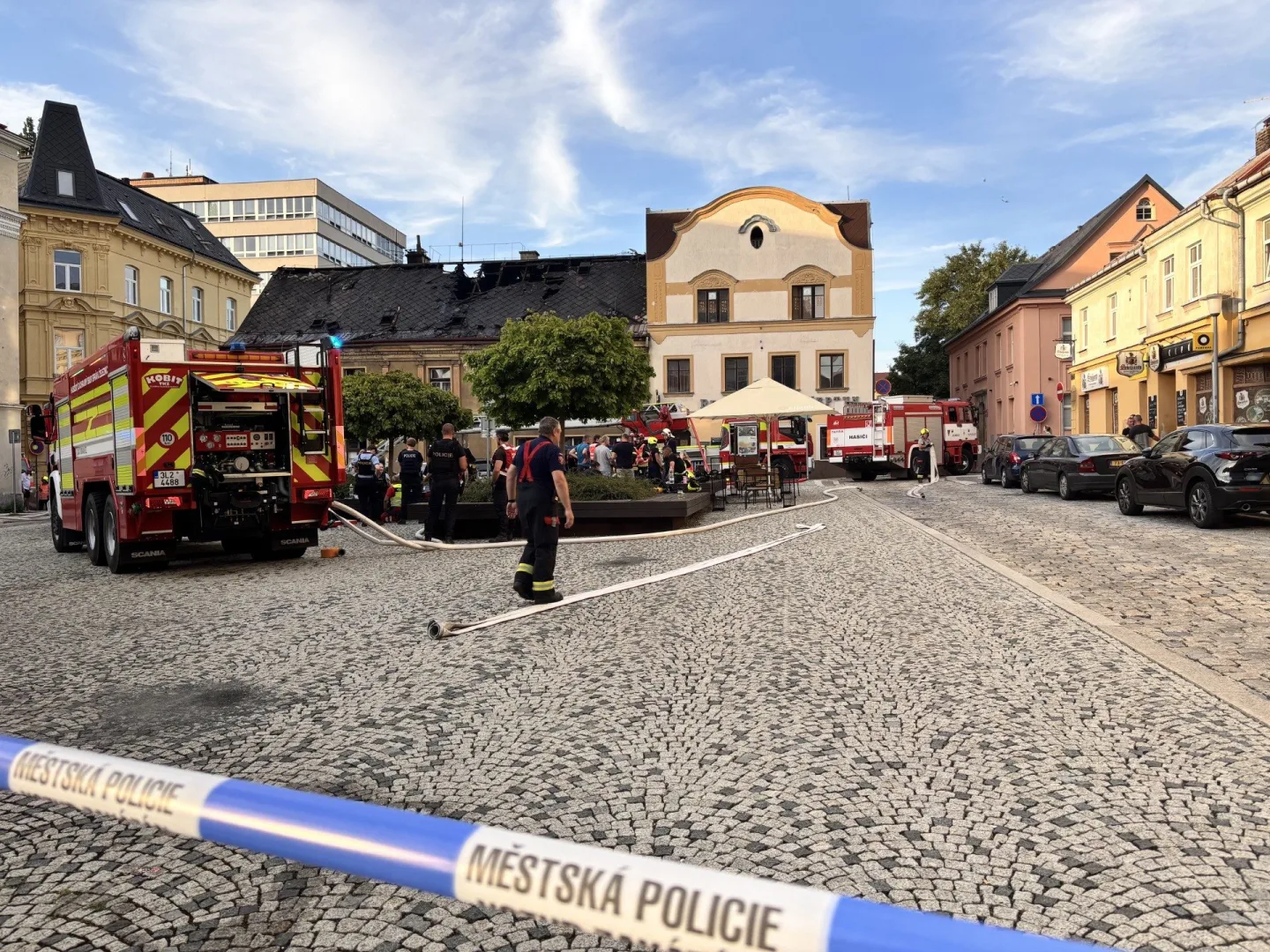 V centru Liberce hořela střecha domu, 15 lidí se evakuovalo před příjezdem hasičů