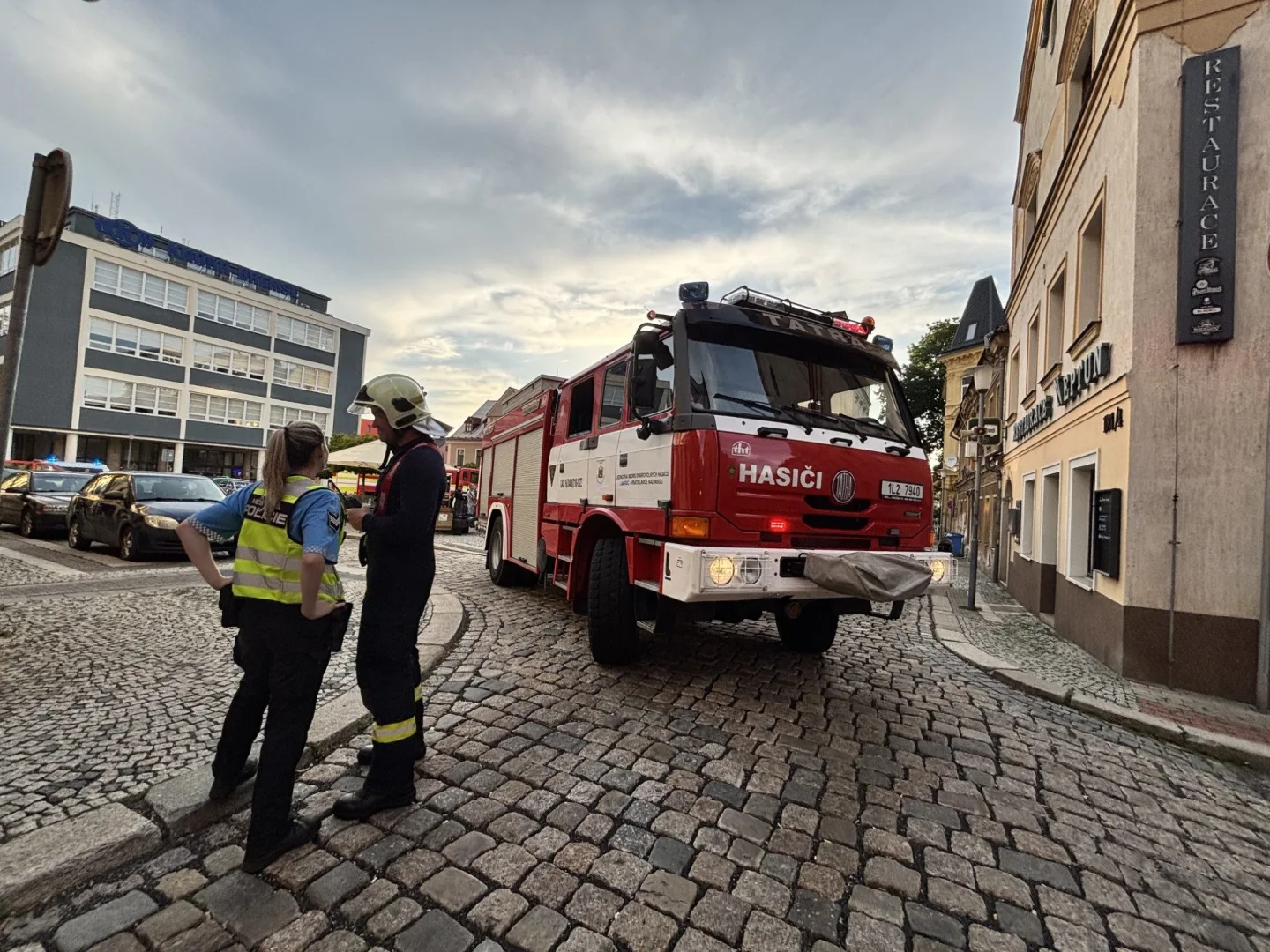 V centru Liberce hořela střecha domu, 15 lidí se evakuovalo před příjezdem hasičů