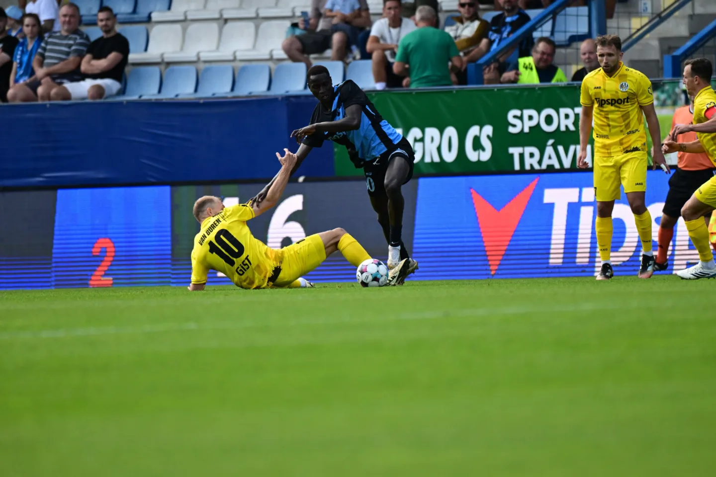 Slovan zvládl dlouhou přesilovku, Hradec doma U Nisy porazil 2:0