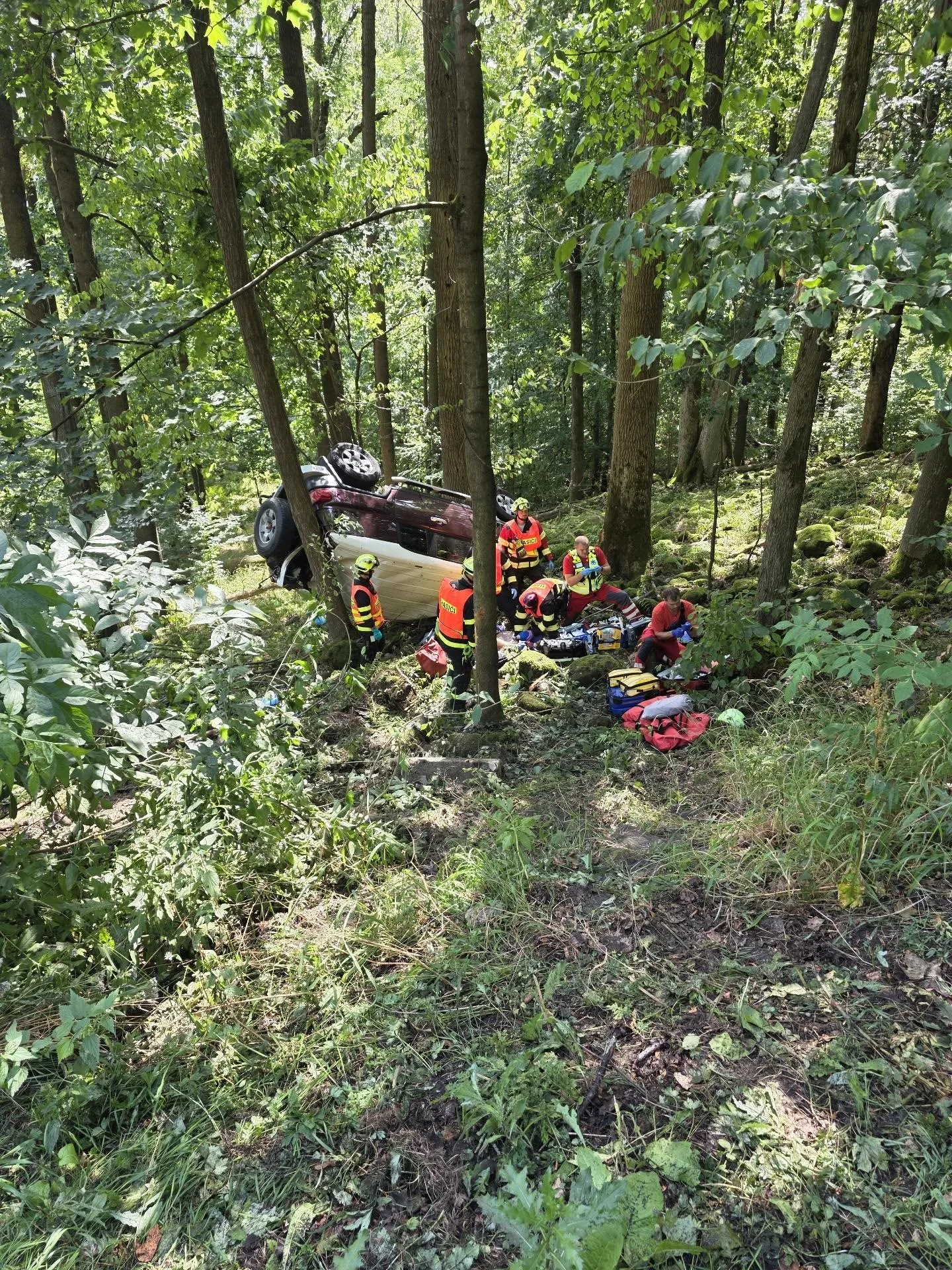 Auto v Okrouhlé skončilo mimo silnici, narazilo do stromu. Dva zranění