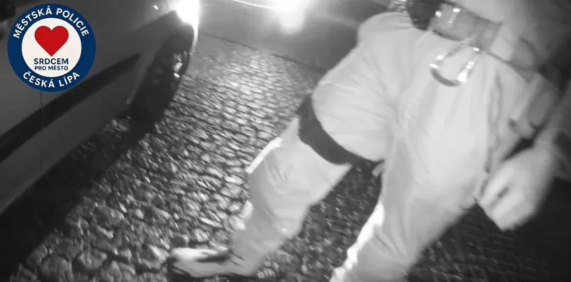 Hazard na silnici ve tři ráno: Řidič na drogách bez řidičáku vezl nezletilé