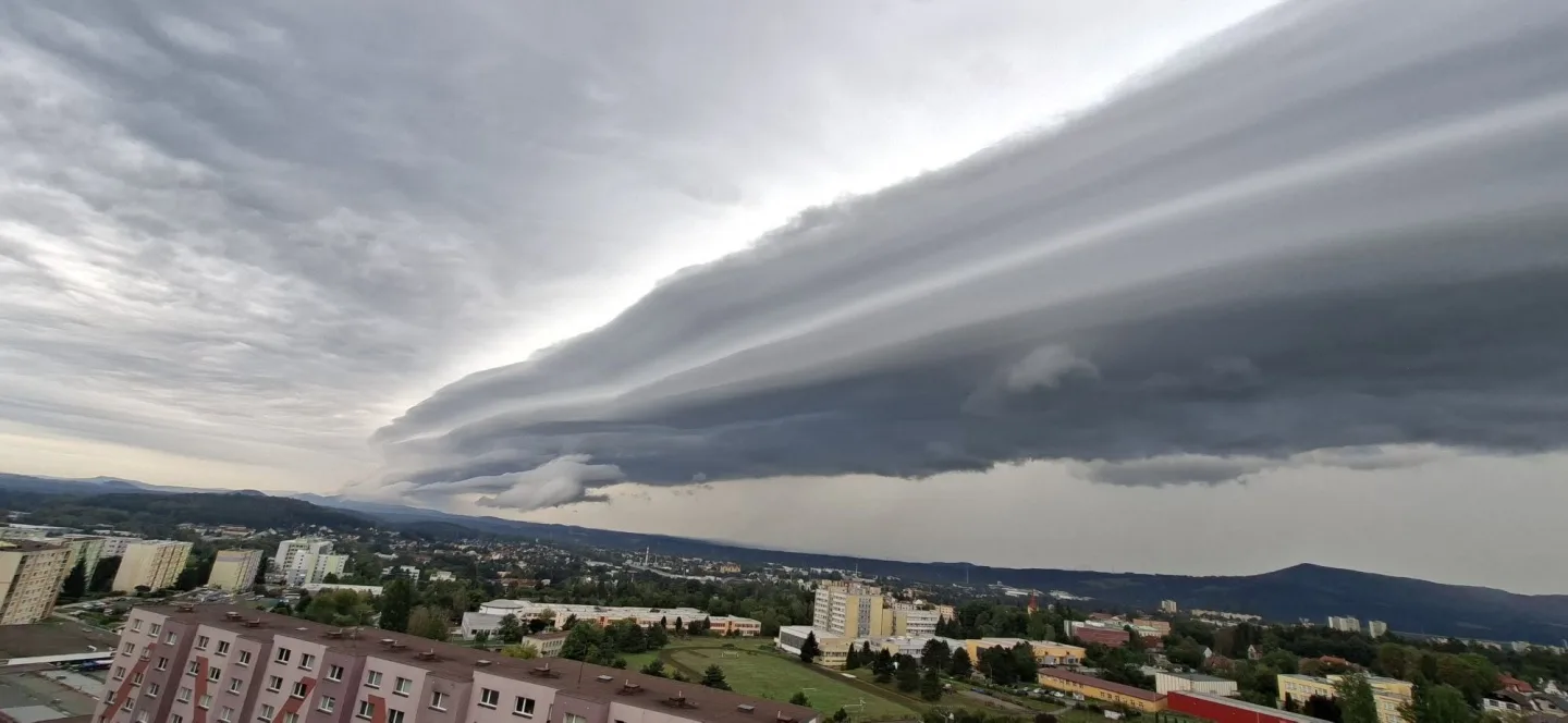 Impozantní shelf cloud bylo možné vidět i v Libereckém kraji