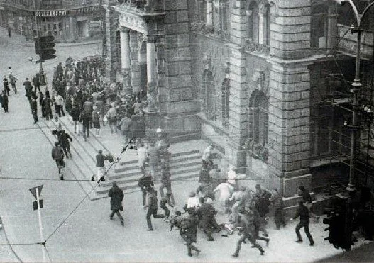 Devět mrtvých, desítky zraněných. Do Liberce před 58 lety přijely sovětské tanky