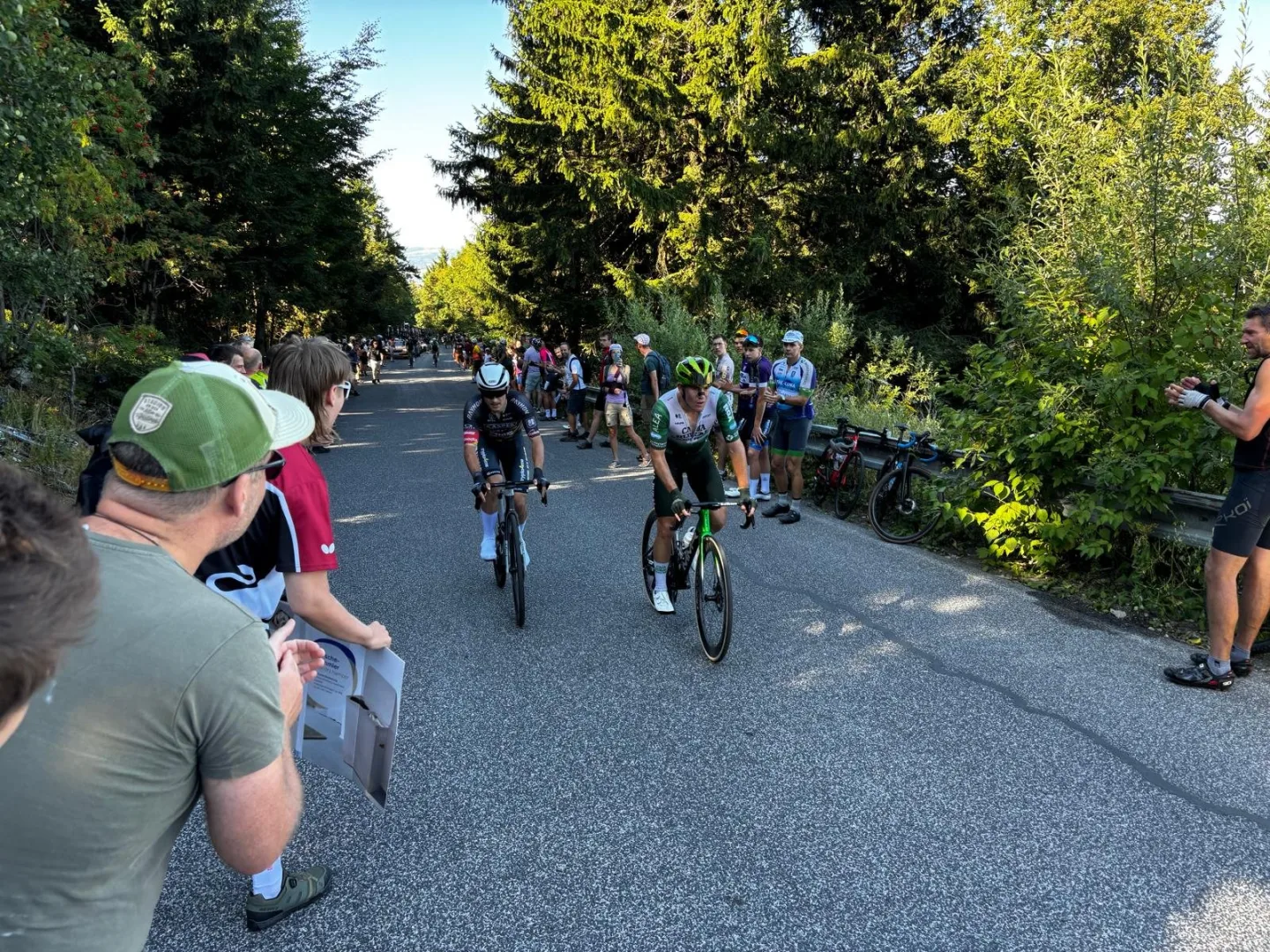 Tady jsou snad všichni. Lidé na Ještědu fandili pelotonu Czech Tour