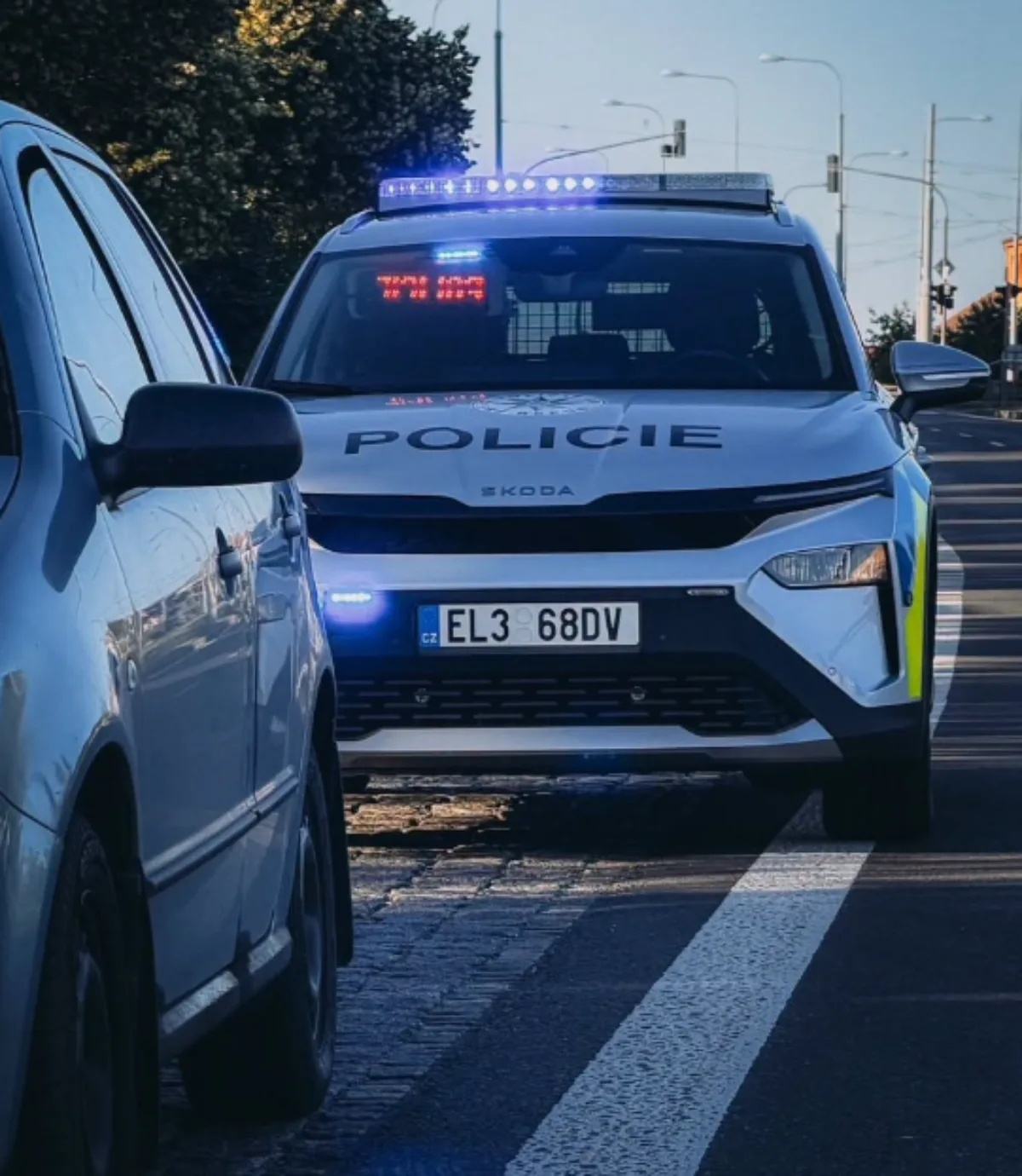 Rychle se prozradil: Bez značky a přes dva zákazy řízení jel přímo naproti hlídce