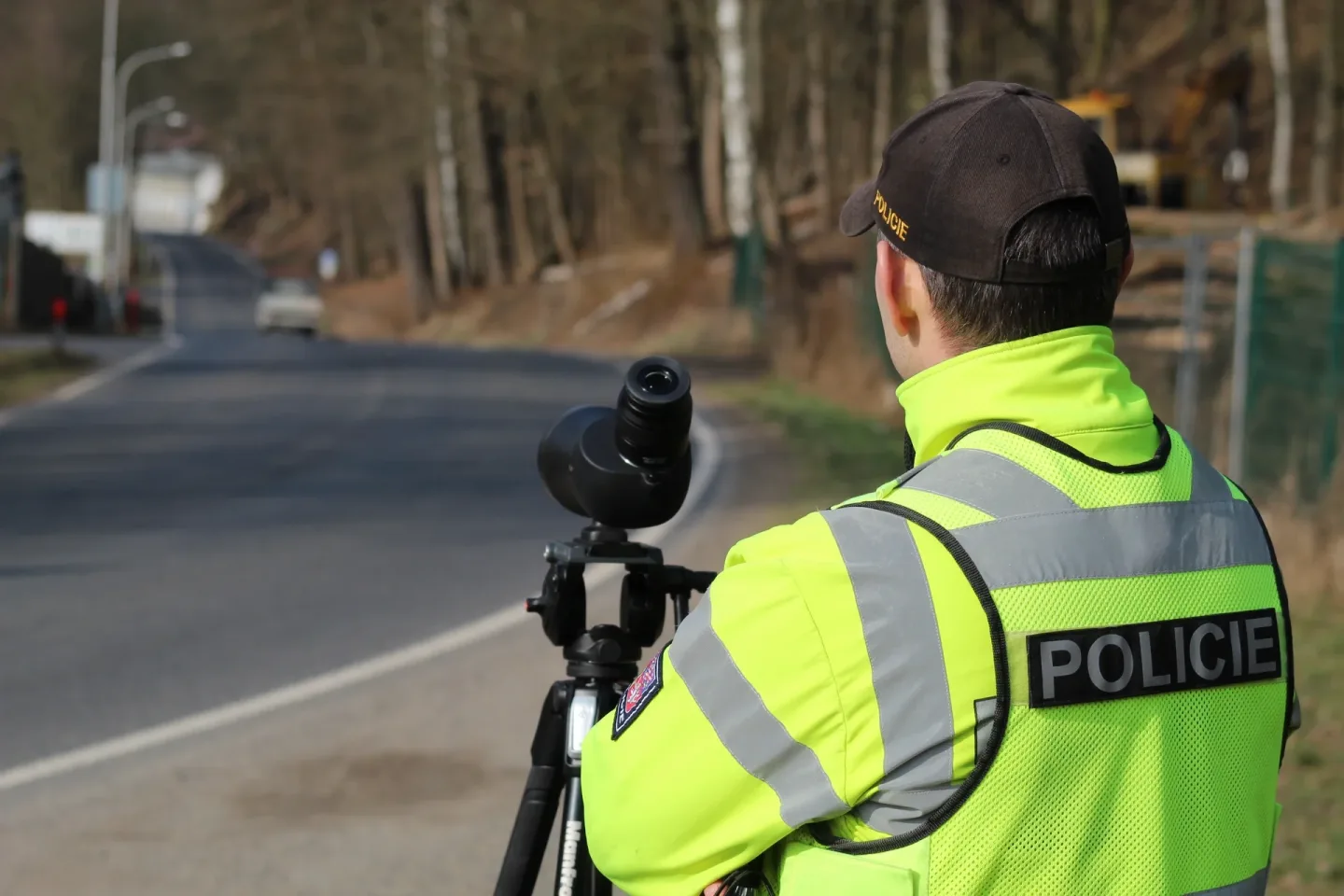 Silnice jako závodní dráha: Řidiči jeli 113 km/h v obci a 153 km/h mimo ni