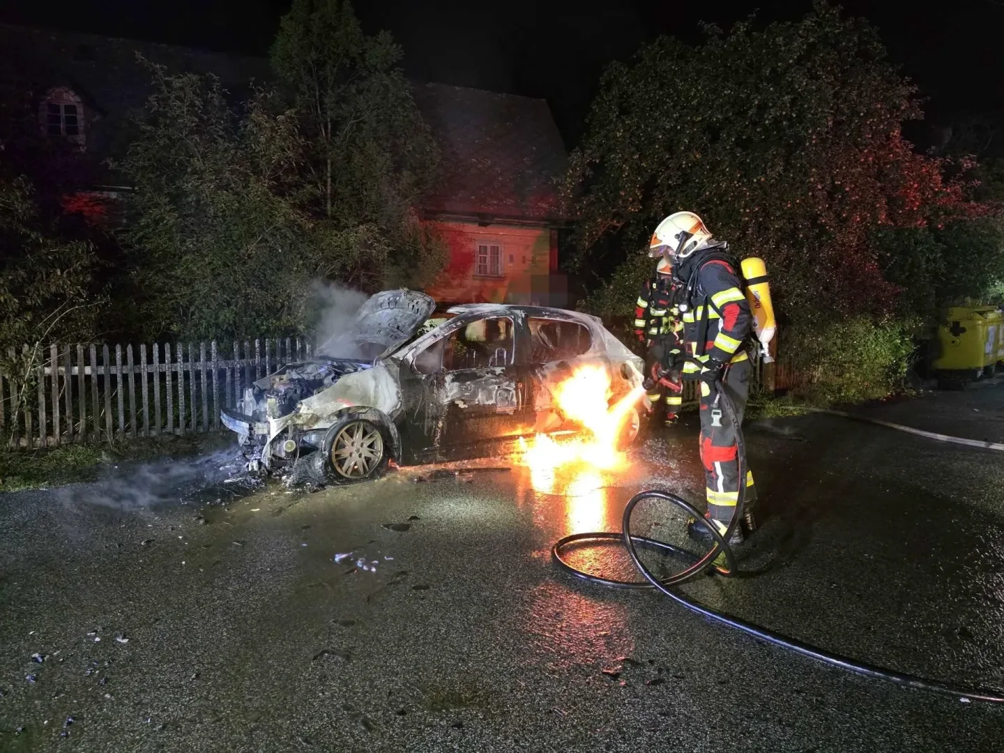 Ve Světlé pod Ještědem hořelo v noci auto, zřejmě kvůli technické závadě